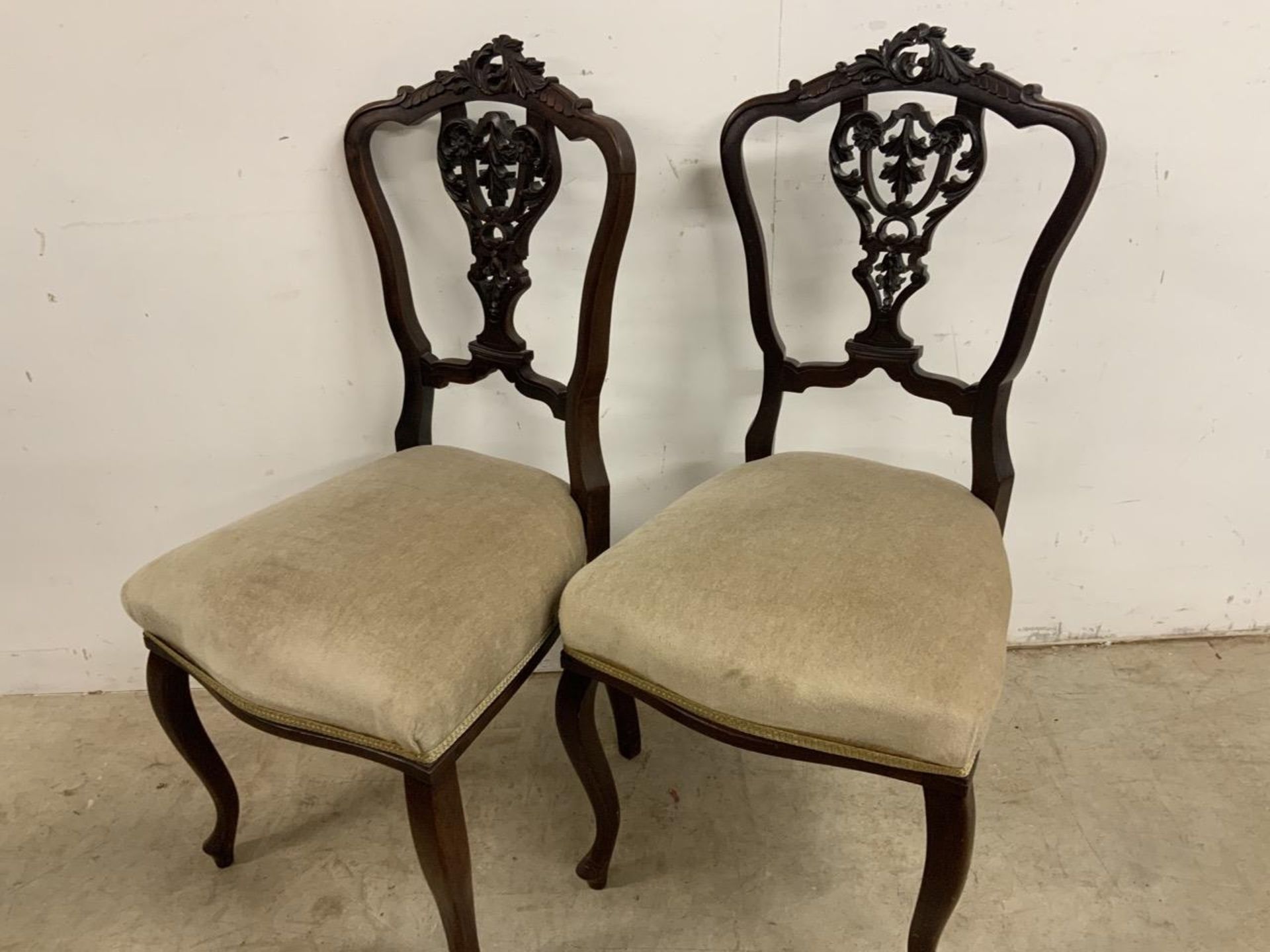 An Elegant Set of 4 Victorian Dining Chairs Elaborately Carved Top Rail And Shield Backs The Seats - Image 2 of 17