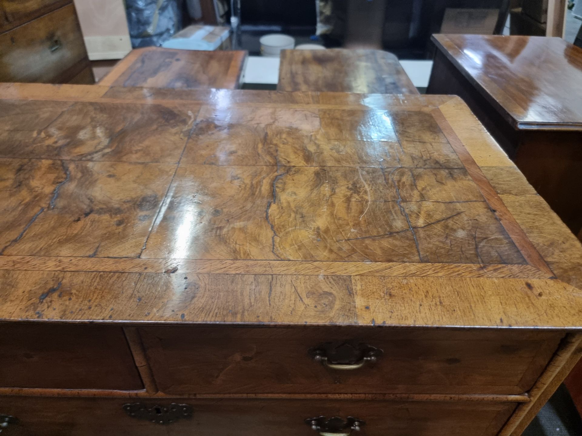 George I Walnut Chest Of Drawers Of Small Proportions Circa 1720 The Quarter Veneered And Cross- - Bild 8 aus 11