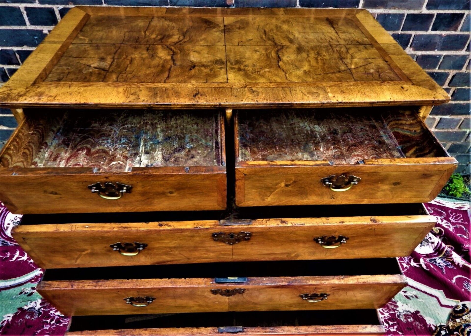 George I Walnut Chest Of Drawers Of Small Proportions Circa 1720 The Quarter Veneered And Cross- - Bild 4 aus 11