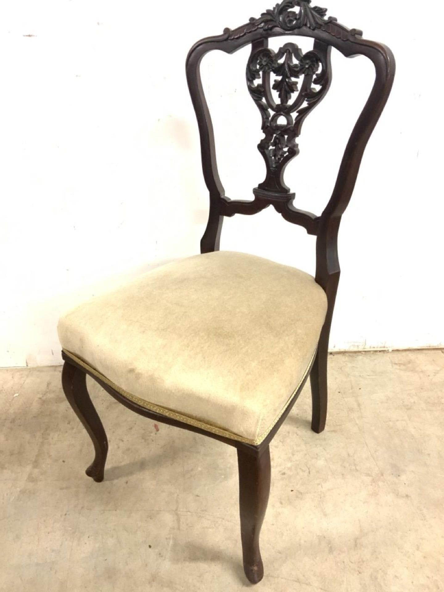 An Elegant Set of 4 Victorian Dining Chairs Elaborately Carved Top Rail And Shield Backs The Seats - Image 4 of 17