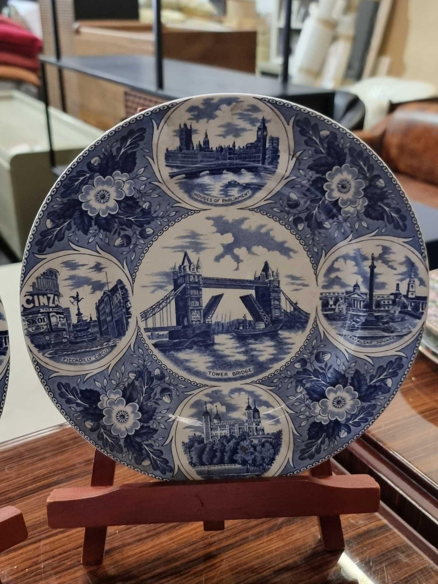 2 x J H Weatherby and Sons London Pride Ceramic Decorative Plates - Bild 3 aus 5