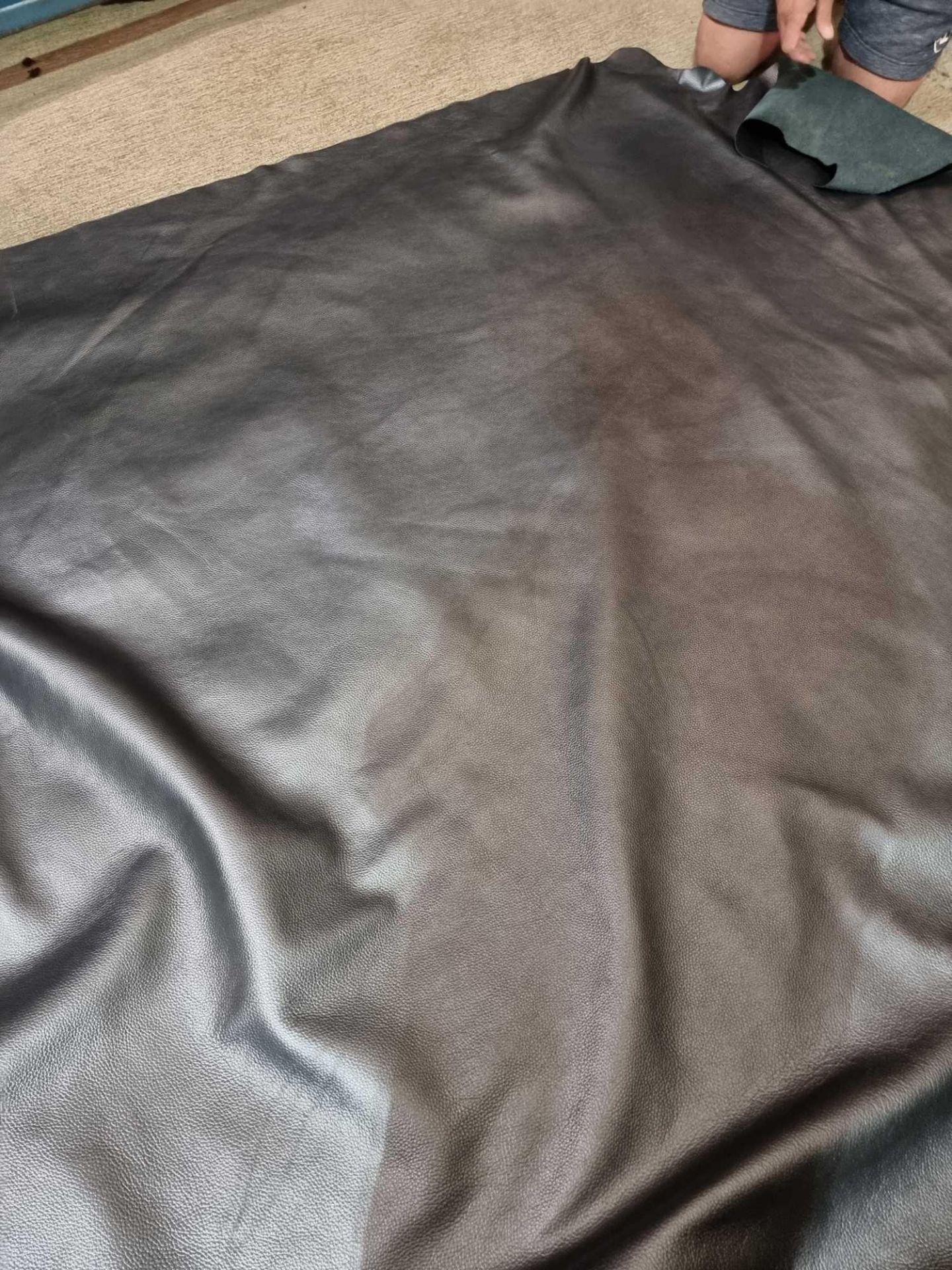 Duresta Midnight Silver Leather Hide approximately 4 37M2 2 3 x 1 9cm ( Hide No,224) - Bild 3 aus 3