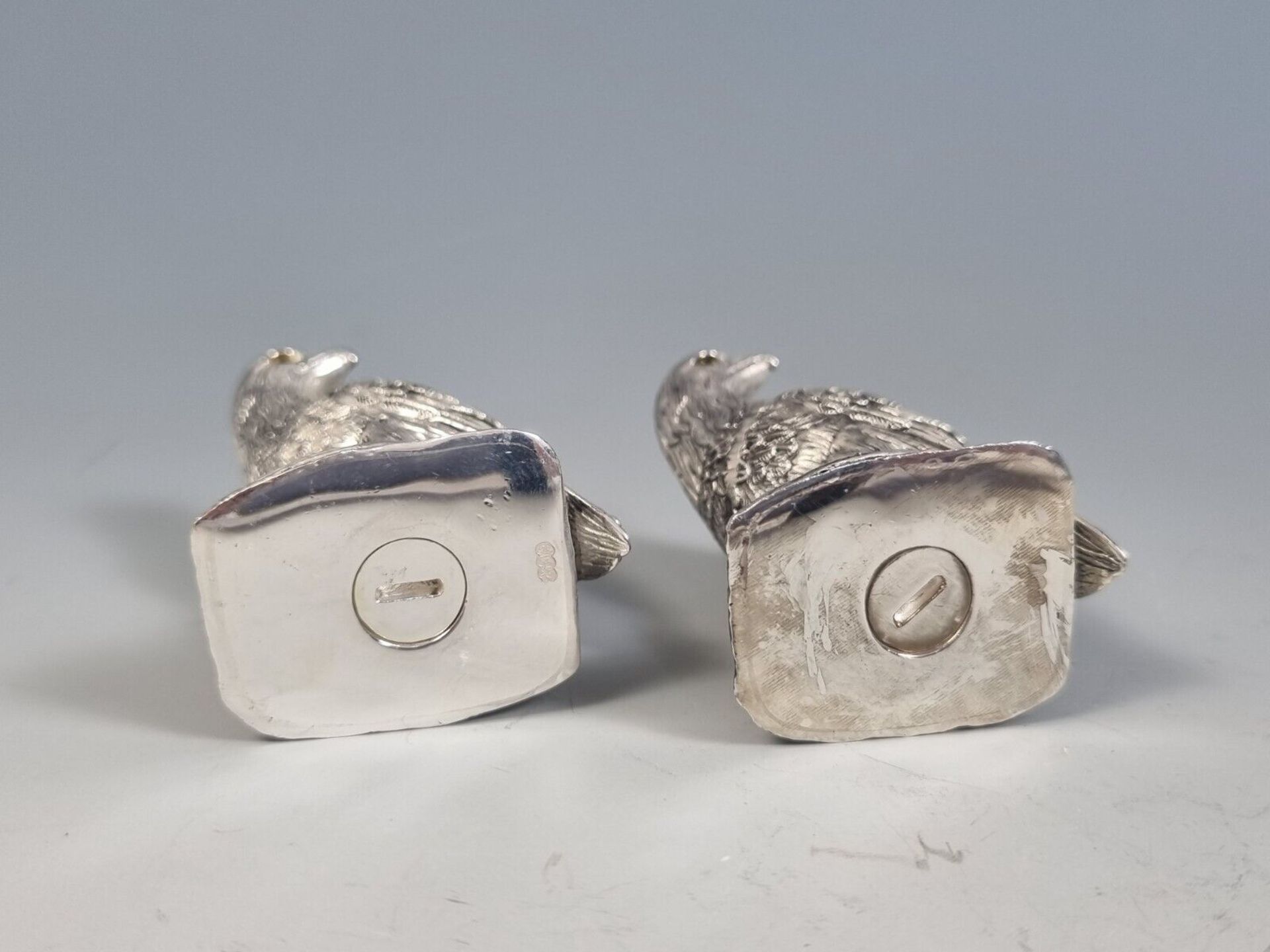 A beautiful pair of continental 800 silver salt and pepper condiments in the form of eagles - Image 4 of 6
