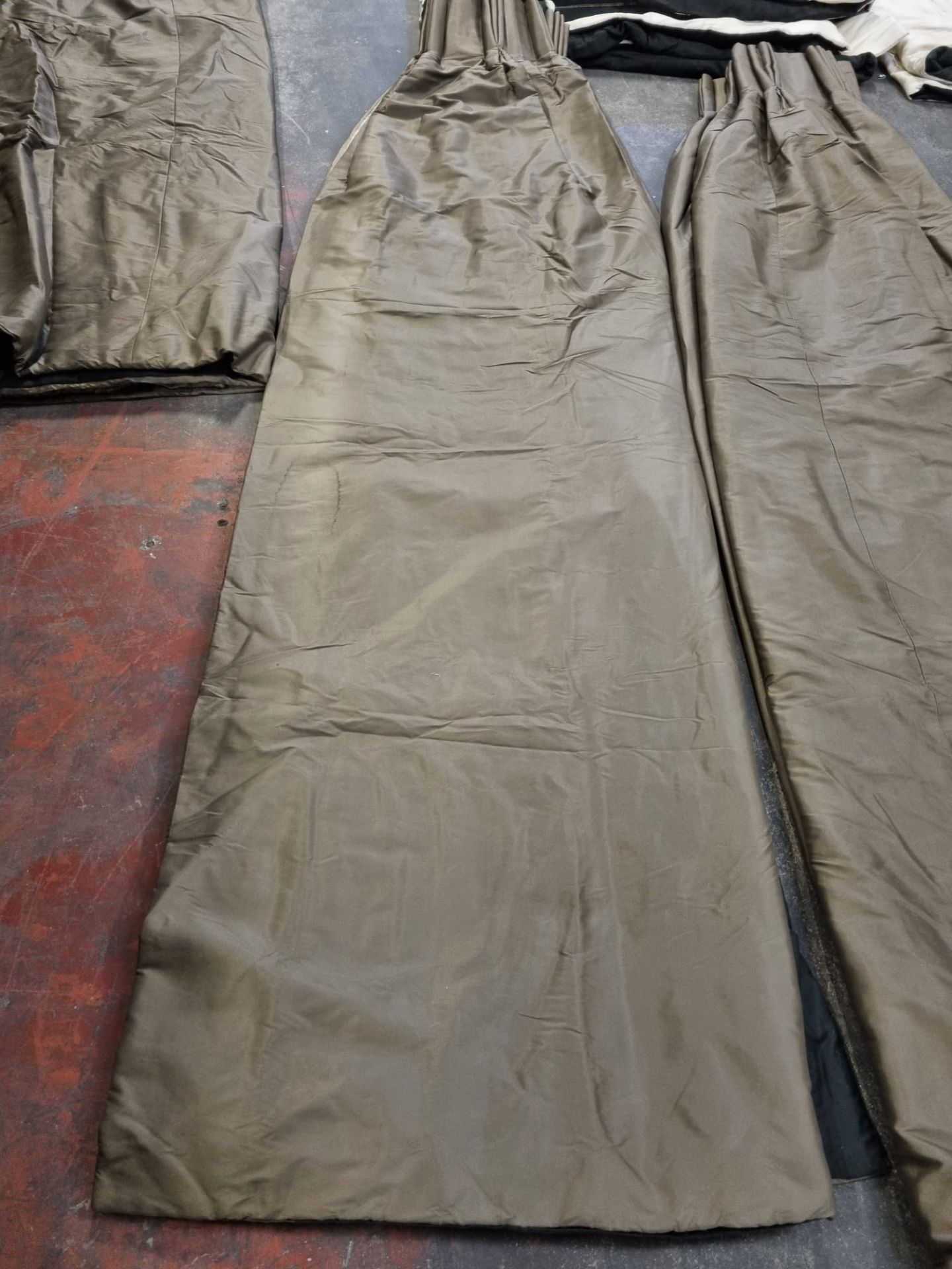 A pair of heavy silk curtains olive and black lined span 154 x 260cm ( width x drop) ( LOC: DORCH - Bild 2 aus 4