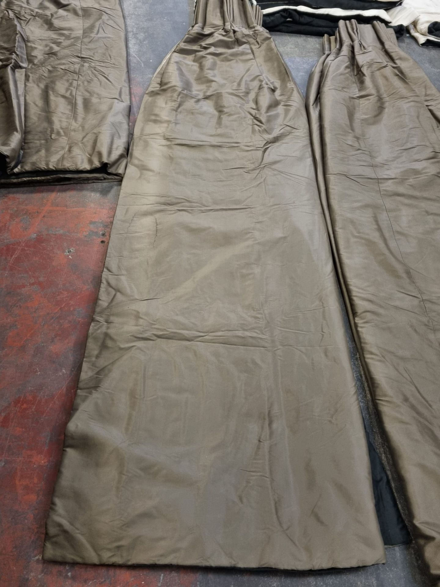 A pair of heavy silk curtains olive and black lined span 150 x 262cm ( width x drop) ( LOC: DORCH - Bild 2 aus 4