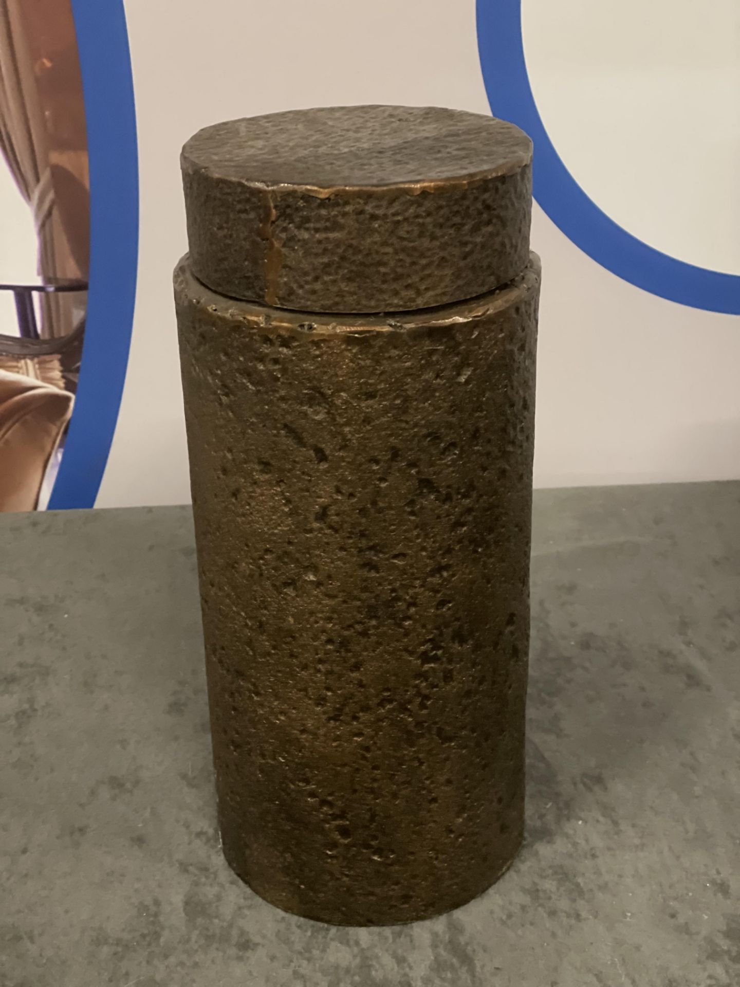 Bronze Cylindrical Metal Hammer Pot With Lid 35cm A Unique Piece, Constructed From Metal With An - Bild 2 aus 2