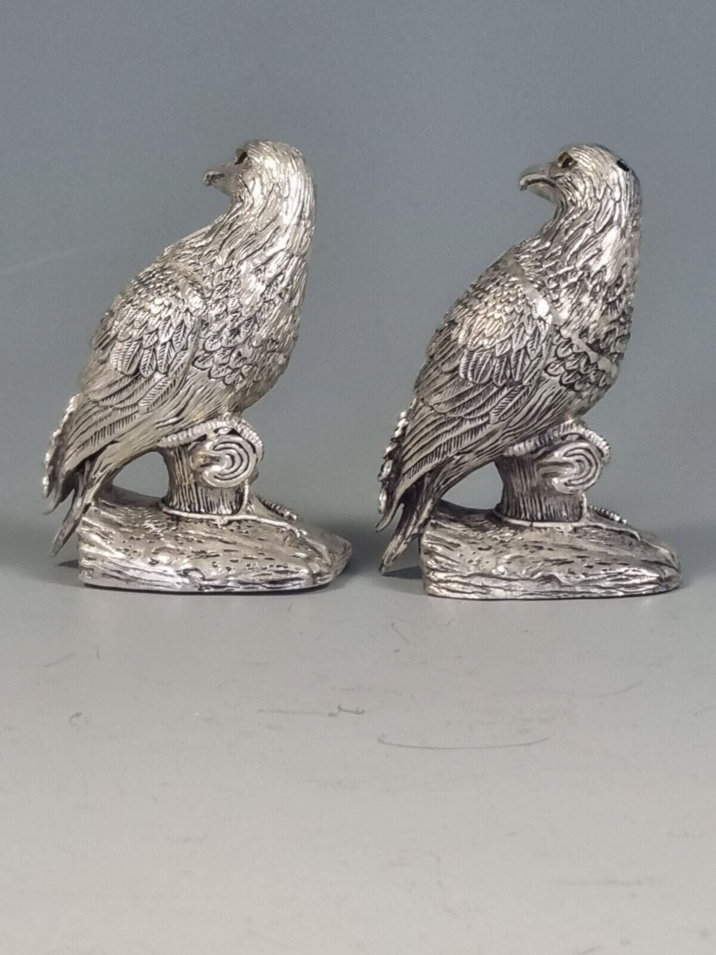 A beautiful pair of continental 800 silver salt and pepper condiments in the form of eagles - Image 2 of 6