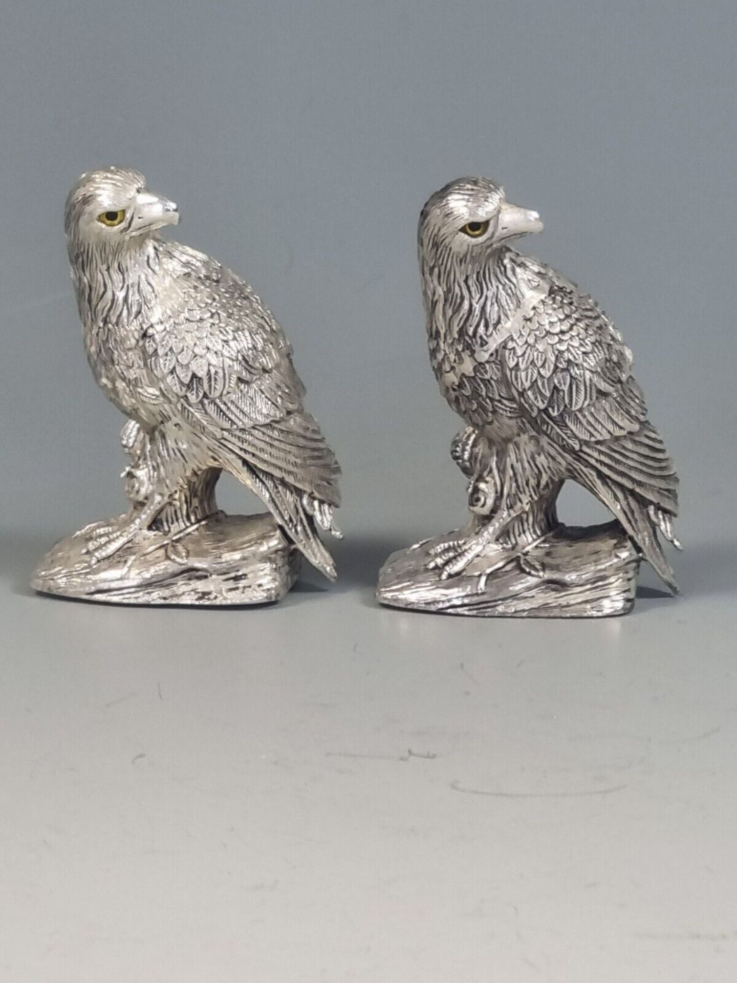 A beautiful pair of continental 800 silver salt and pepper condiments in the form of eagles - Image 6 of 6