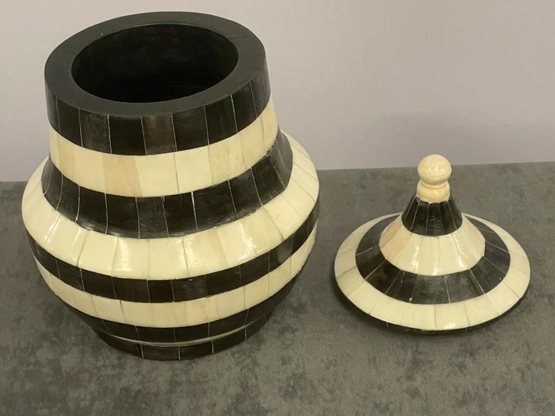 Tozai Home Black And White Pot With Lid 23cm High ( CP1343) - Image 2 of 4