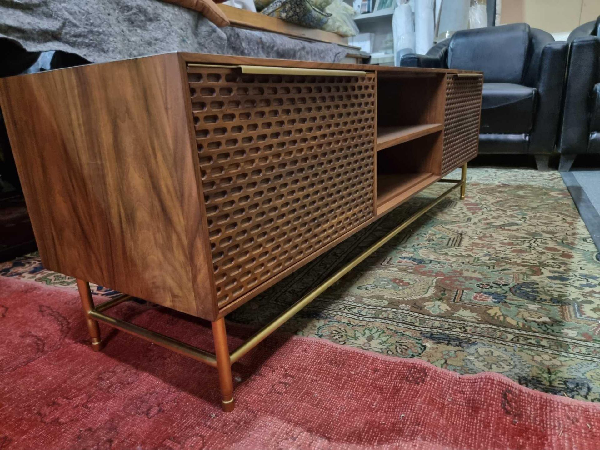 Combe Walnut Media Unit Solid And Veneer Black American Walnut With Honeycomb Carved Door Mounted on - Bild 7 aus 7