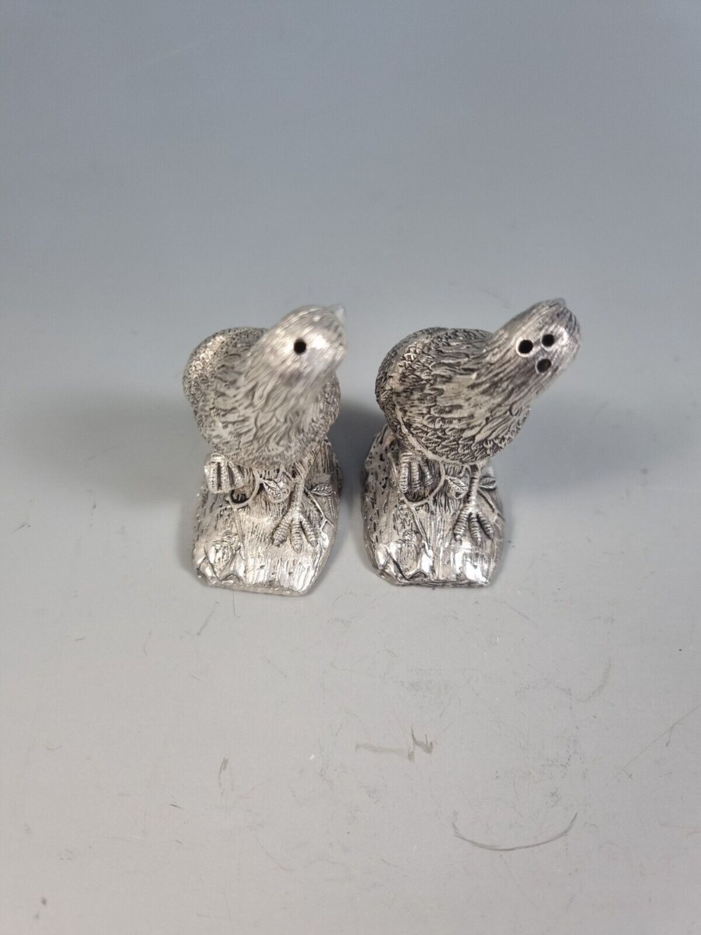 A beautiful pair of continental 800 silver salt and pepper condiments in the form of eagles - Image 3 of 6