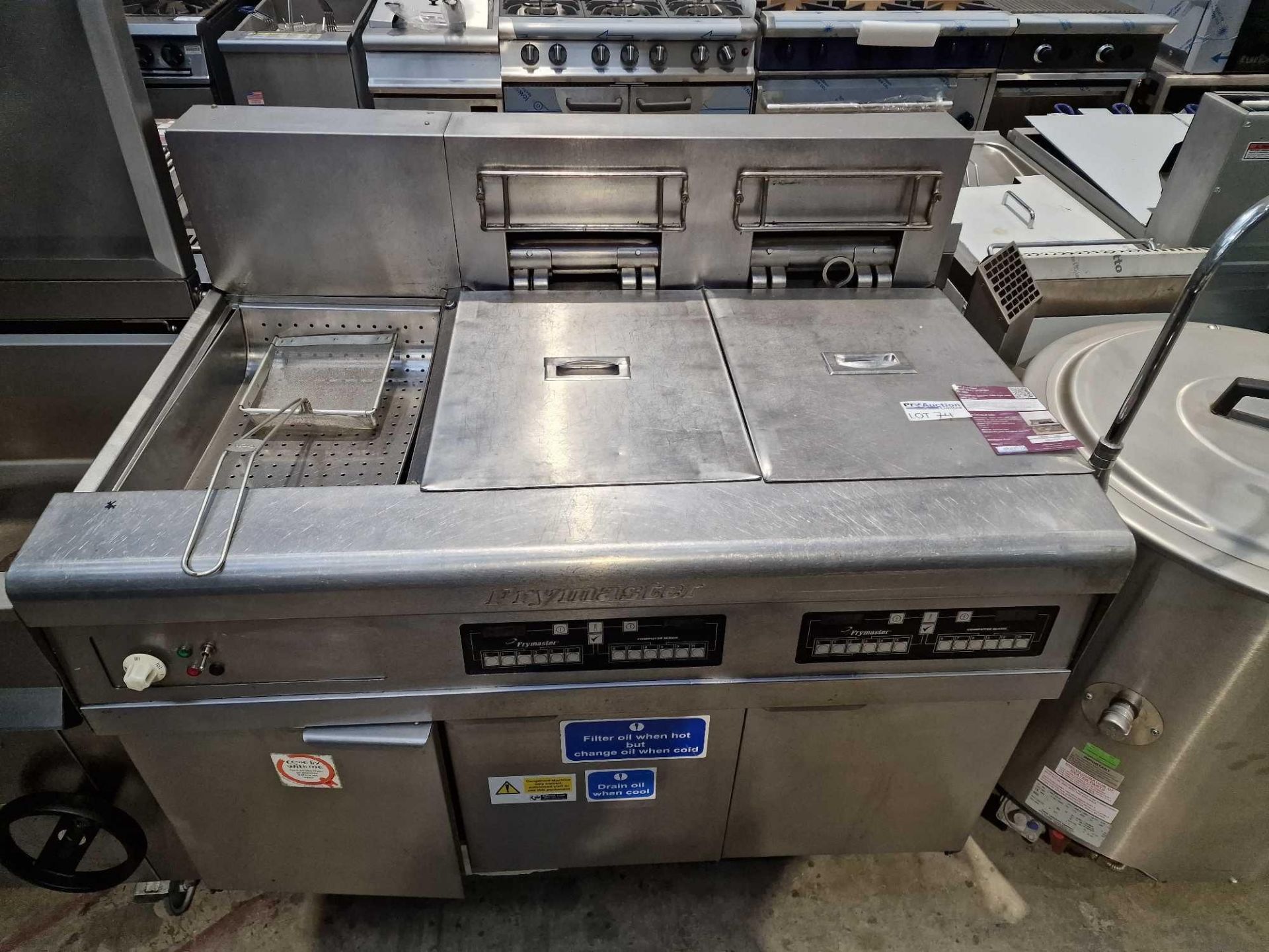 Frymaster Electric Twin fryer with chip scuttleFilterQuickâ€™s closed cabinet AF puts caring for the - Bild 5 aus 5