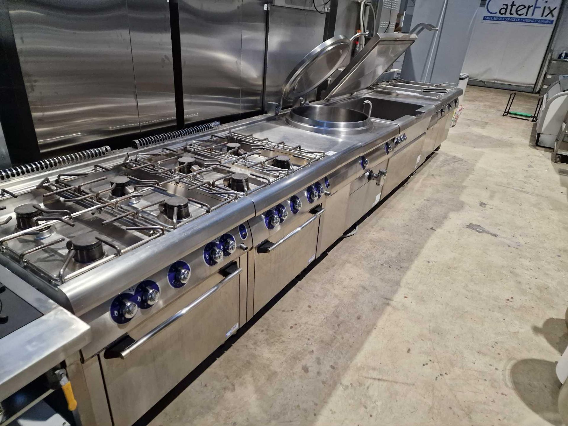 Complete Bonnet Line Comprising of; 2x gas 4 burners with oven Model B1A9FV8FG.8FG.1OAL - Image 2 of 10