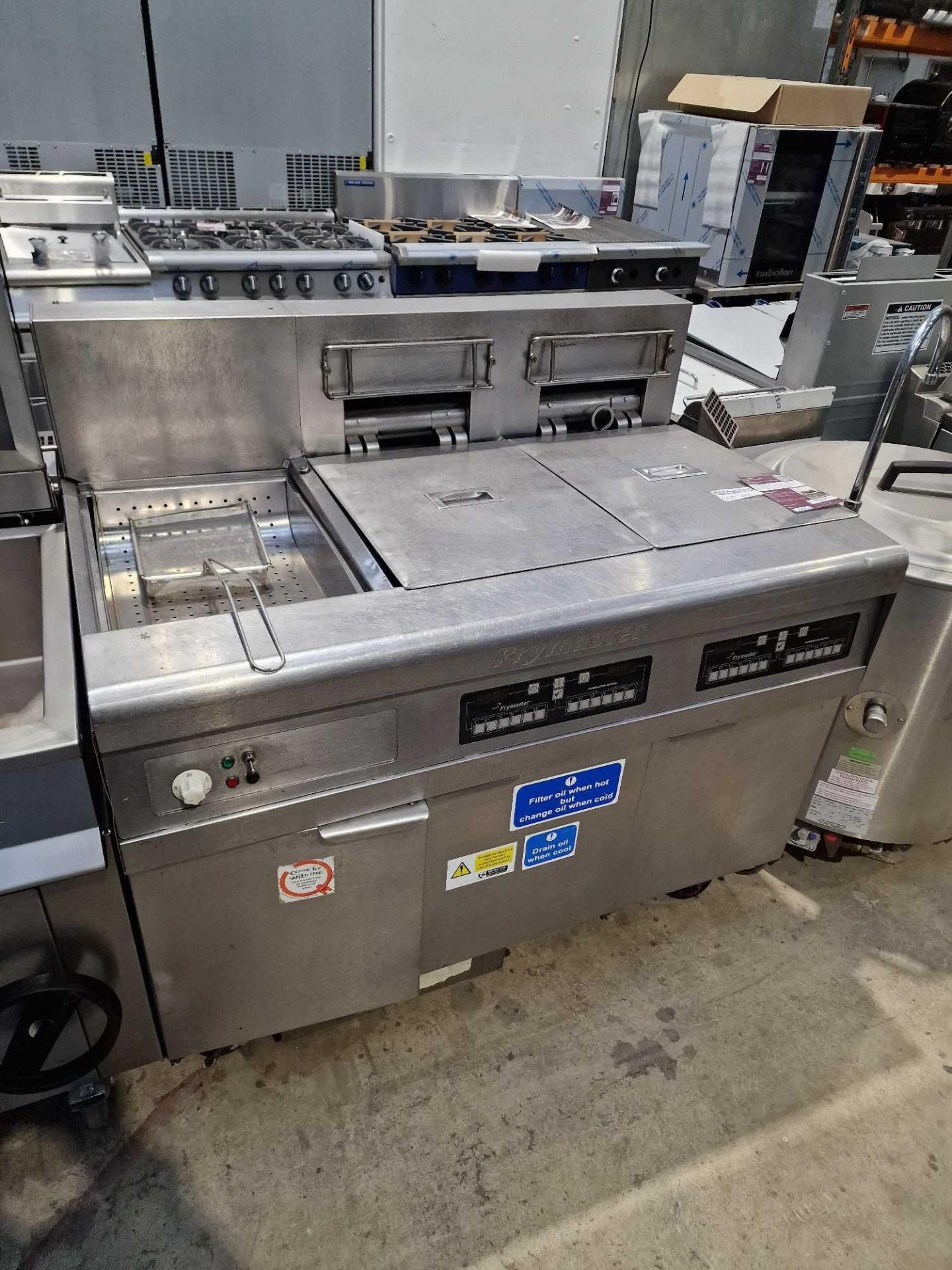 Frymaster Electric Twin fryer with chip scuttleFilterQuickâ€™s closed cabinet AF puts caring for the - Bild 2 aus 5