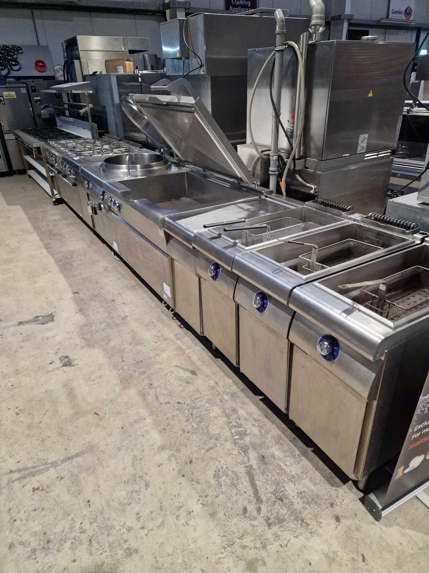 Complete Bonnet Line Comprising of; 2x gas 4 burners with oven Model B1A9FV8FG.8FG.1OAL