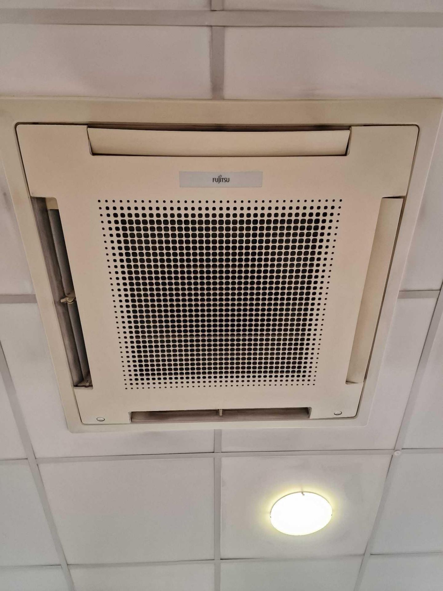 Fujitsu ceiling mounted Air Conditioning Unit- AOY54UMAYT Cooling capacity 14.5 kW The heating - Image 2 of 4