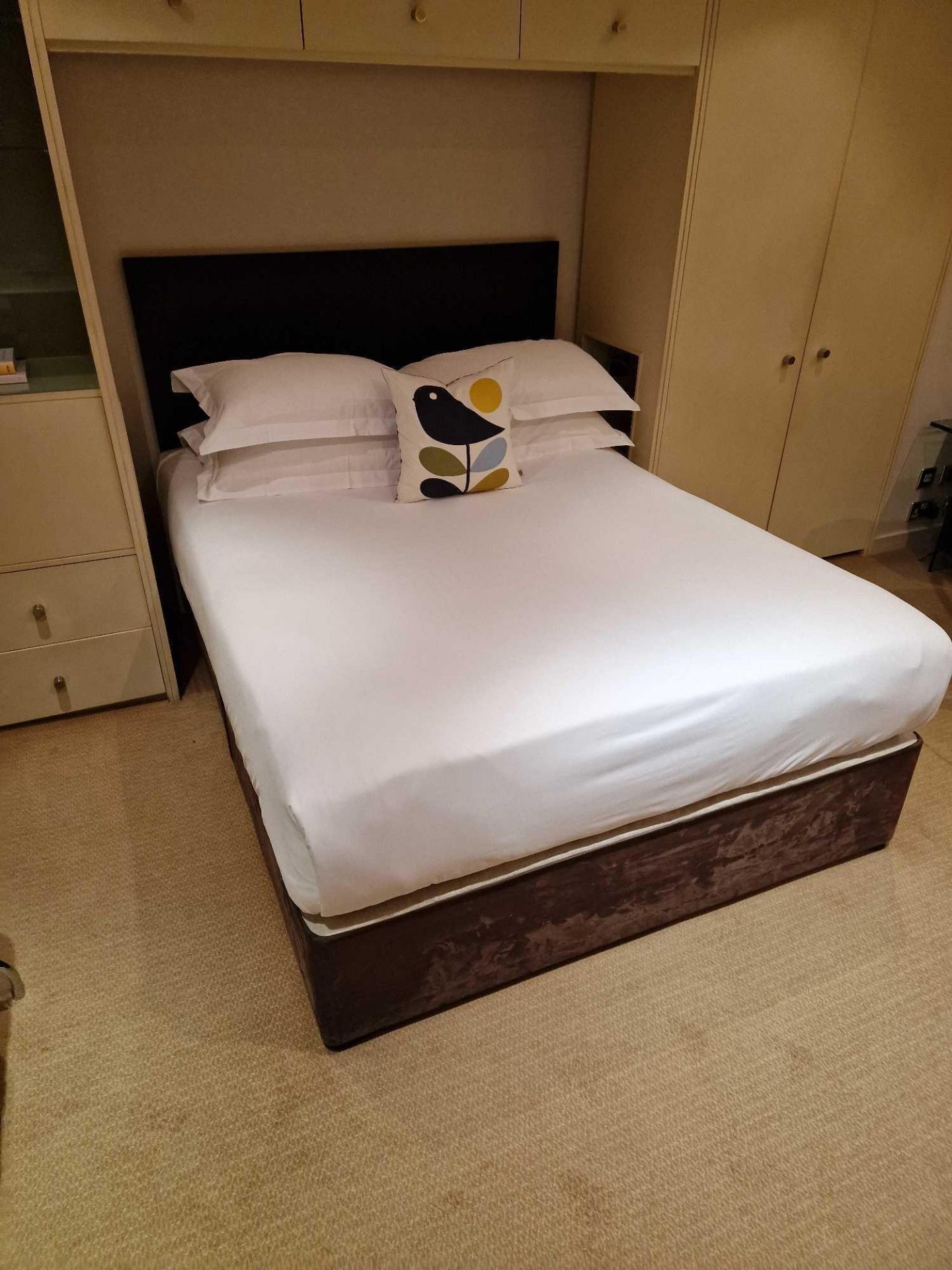 King Size bed, divan base and black ash headboard Cheval Residence mattress 1300 individually - Bild 2 aus 3