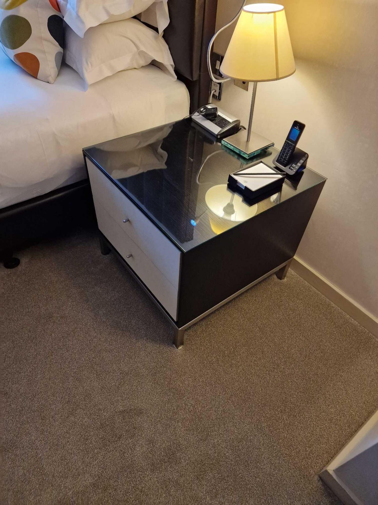 A pair of bedside cabinets by Benhardt black ash mounted glass protective top on stainless steel - Bild 3 aus 3