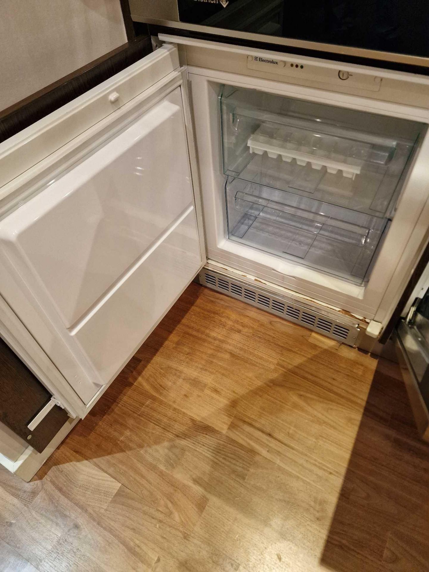 Fridge / Freezer comprising of De Dietrich RG6171 150 Litre Integrated Single Door Fridge - Bild 2 aus 2