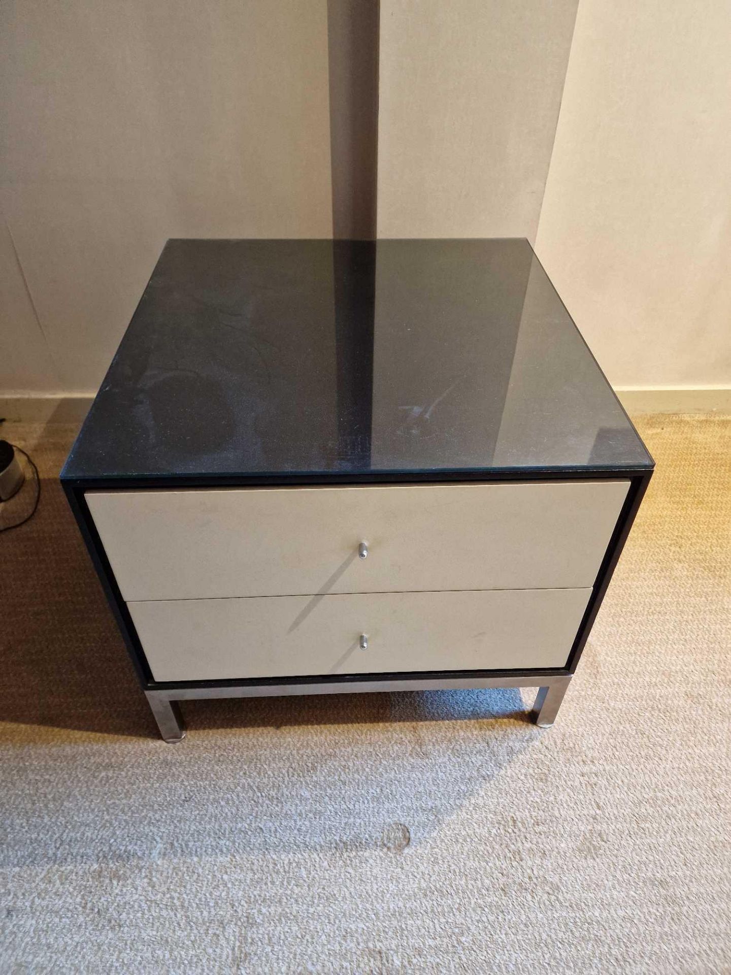 A pair of bedside cabinets by Benhardt black ash mounted glass protective top on stainless steel - Bild 2 aus 3