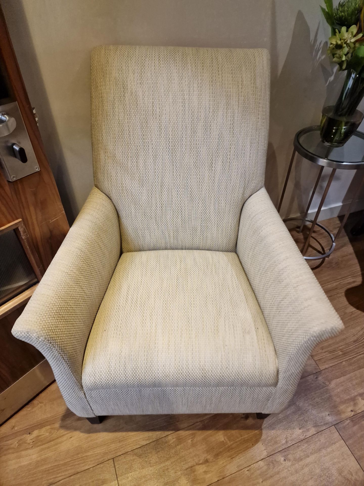 Bernhardt Hospitality upholstered lounge chair in oatmeal fabric on solid hardwood spring frame 76 x - Bild 2 aus 3