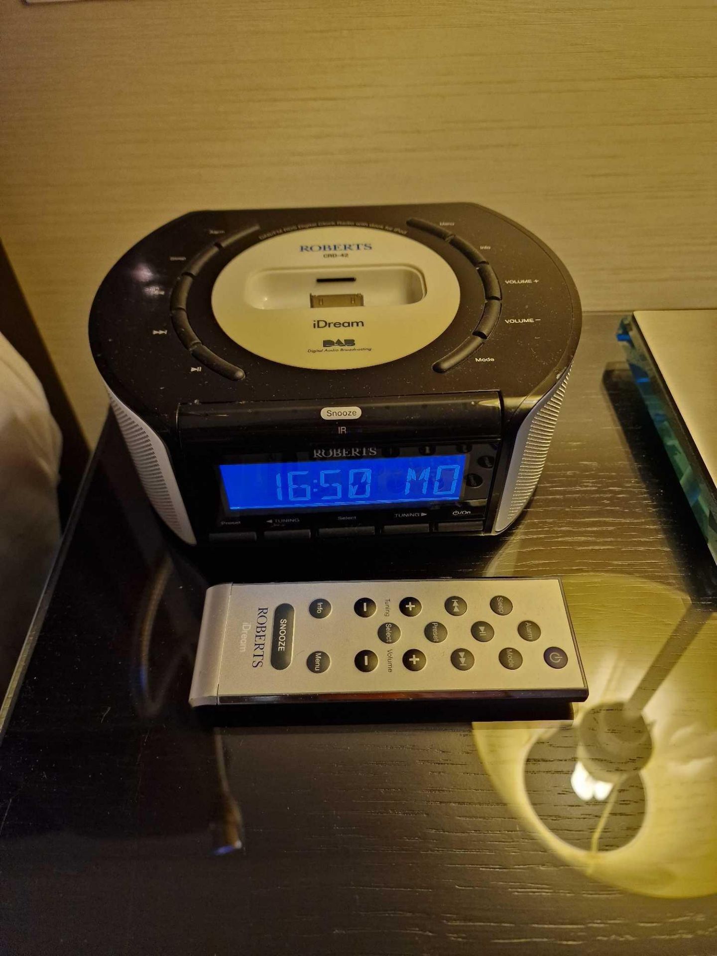 Roberts I Dream CRD-42 DAB/FM RDS digital stereo clock radio with I Pod dock (Room 2E)