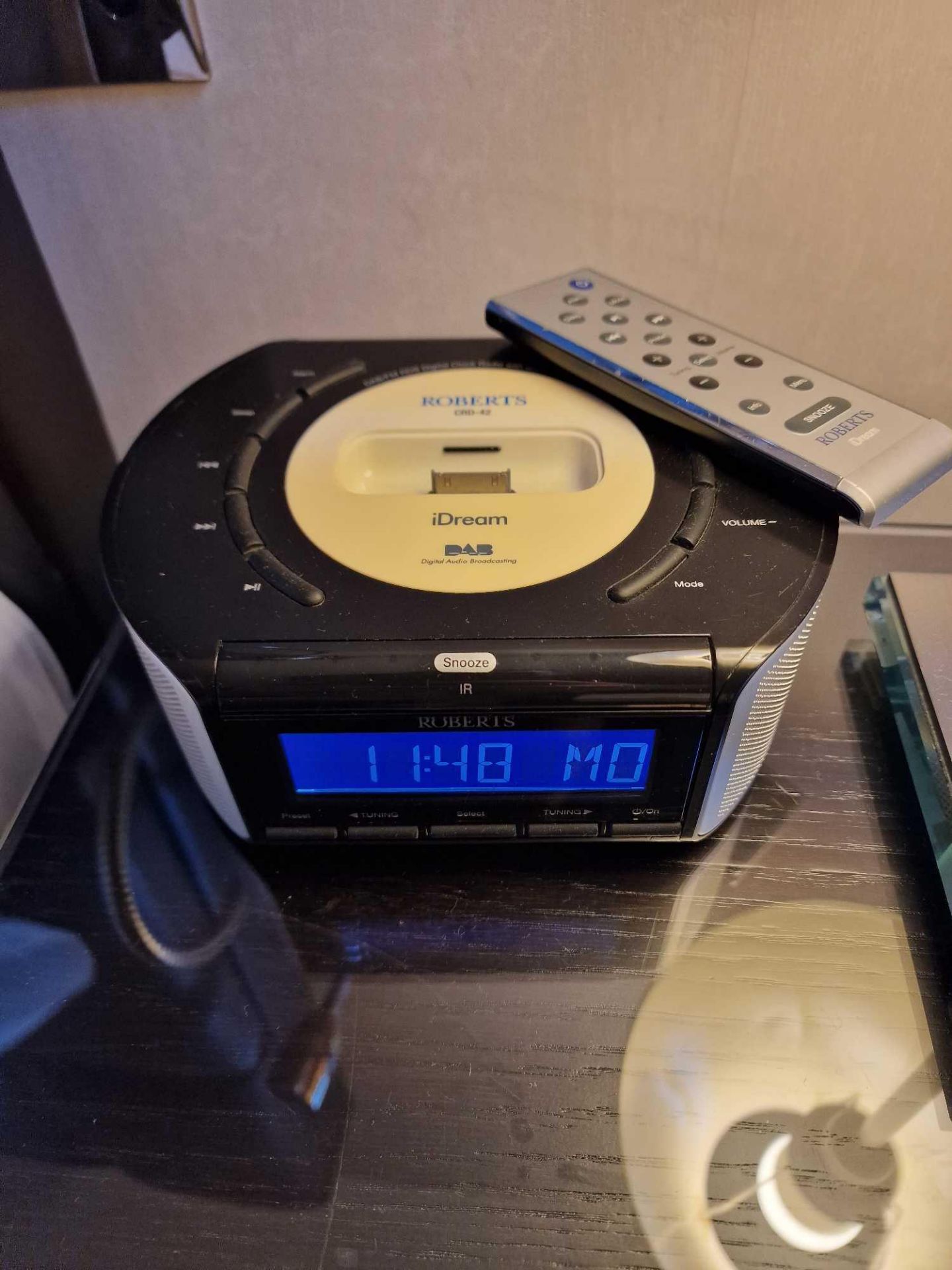 Roberts I Dream CRD-42 DAB/FM RDS digital stereo clock radio with I Pod dock (Room 2A)