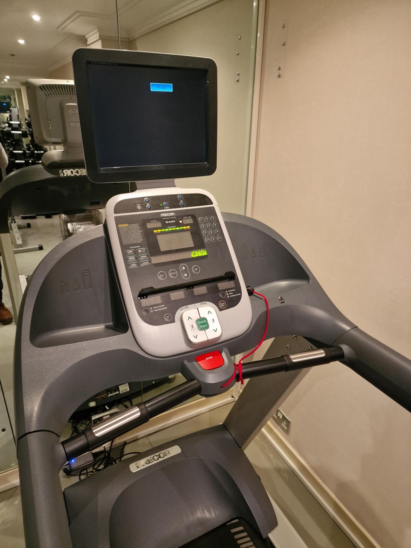 Precor 932/946i Commercial Experience Treadmill High style meets a low-impact workout in the 946i - Bild 3 aus 4