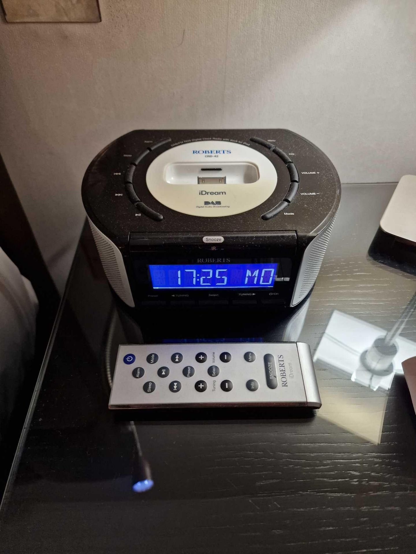 Roberts I Dream CRD-42 DAB/FM RDS digital stereo clock radio with I Pod dock (Room 2D)