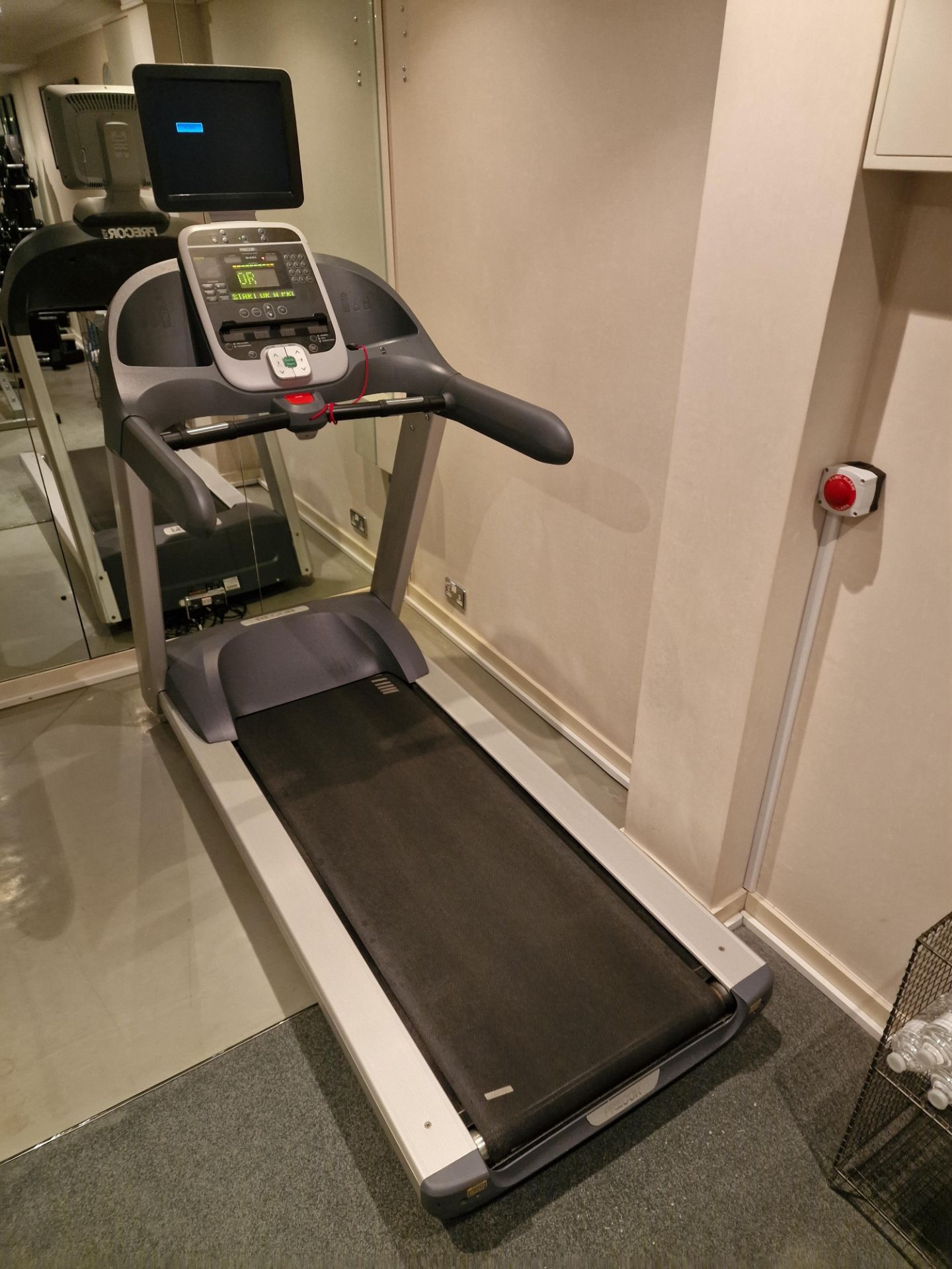 Precor 932/946i Commercial Experience Treadmill High style meets a low-impact workout in the 946i - Bild 2 aus 4