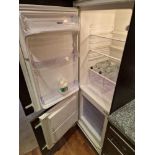 Zanussi ZBB24430SA 70-30 Integrated Fridge Freezer Fridge capacity (gross): 173 litres Freezer