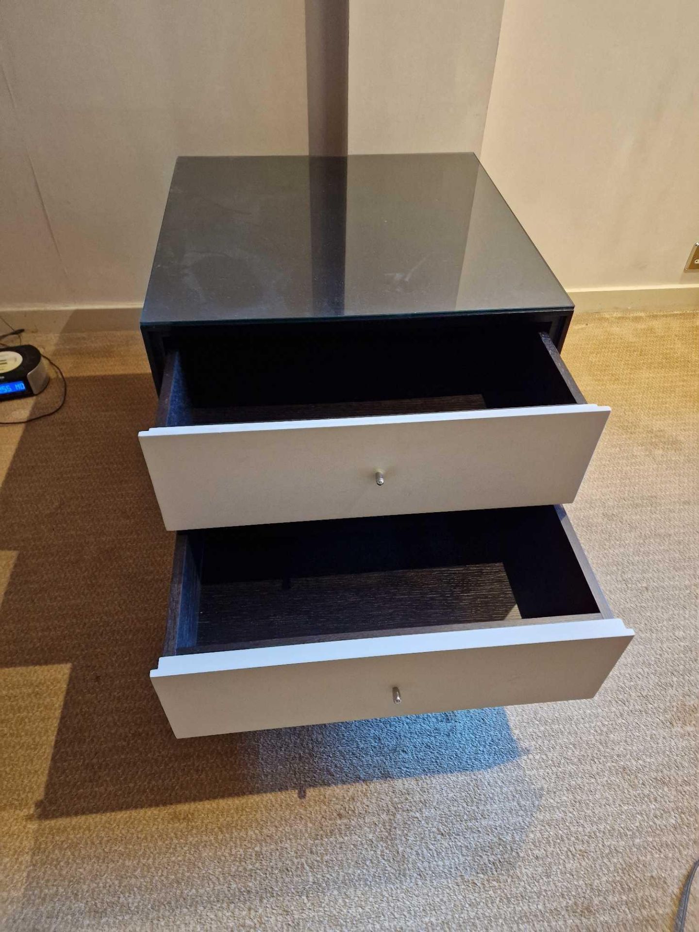 A pair of bedside cabinets by Benhardt black ash mounted glass protective top on stainless steel - Bild 3 aus 3