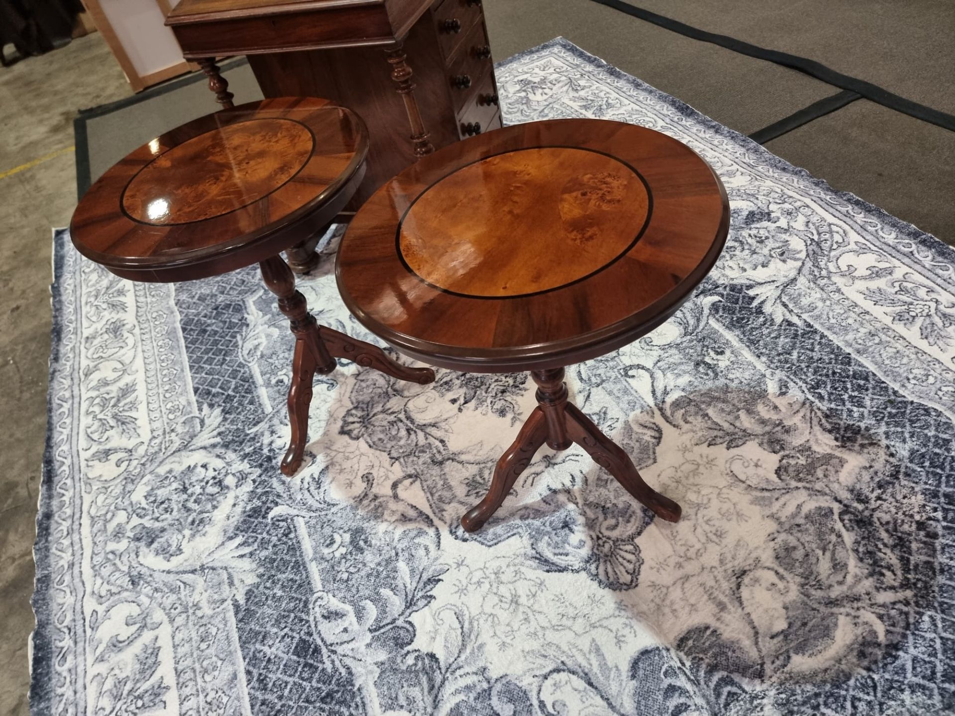 A Fine pair of walnut and satinwood wine tables Italian wine tables the circular inlaid top - Bild 4 aus 13