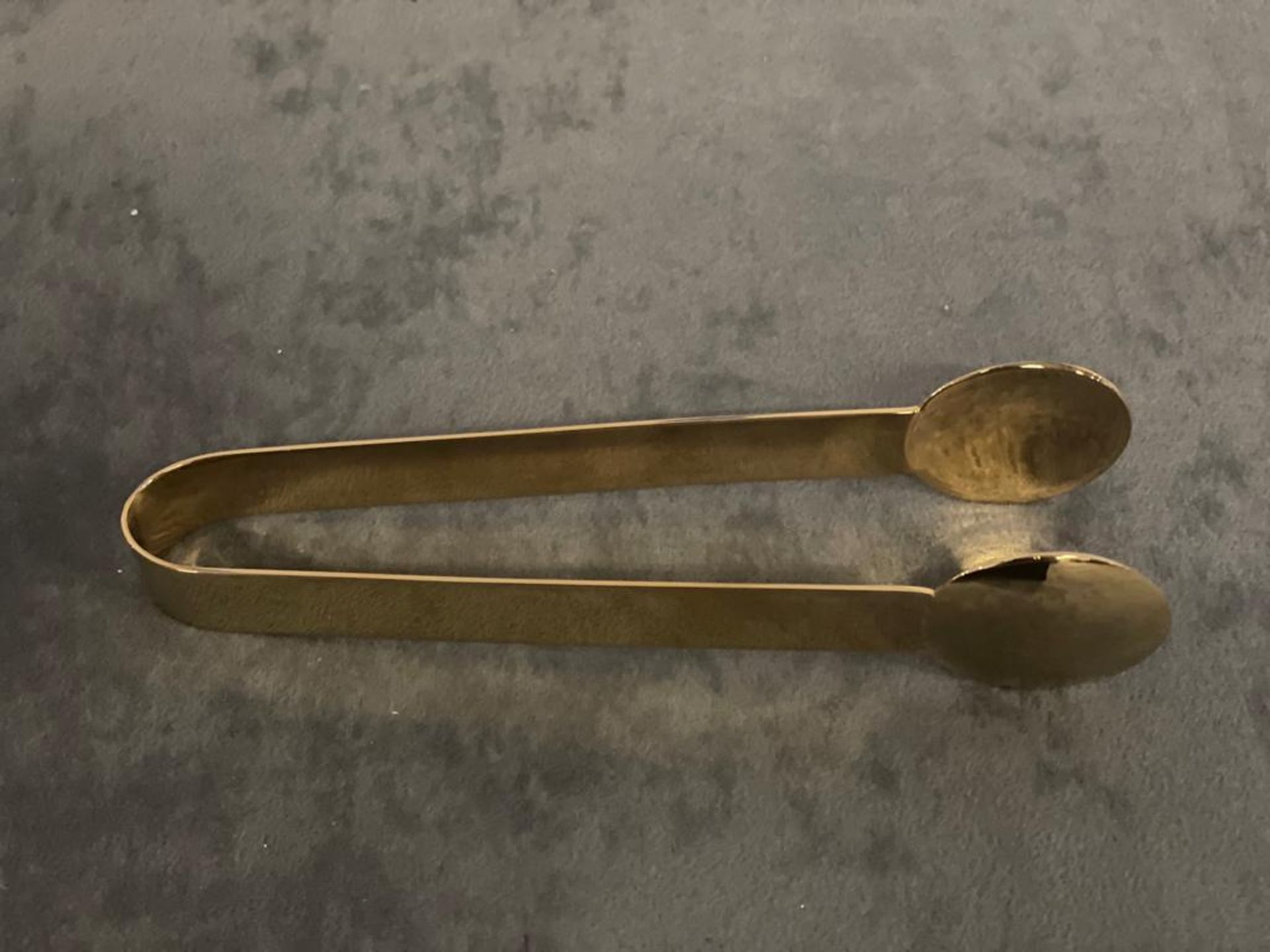 Aerin Mattea Ice Tongs Minimal And Stylish, With A Hint Of Art Deco, The Mattea Ice Tongs In Gold - Bild 2 aus 3
