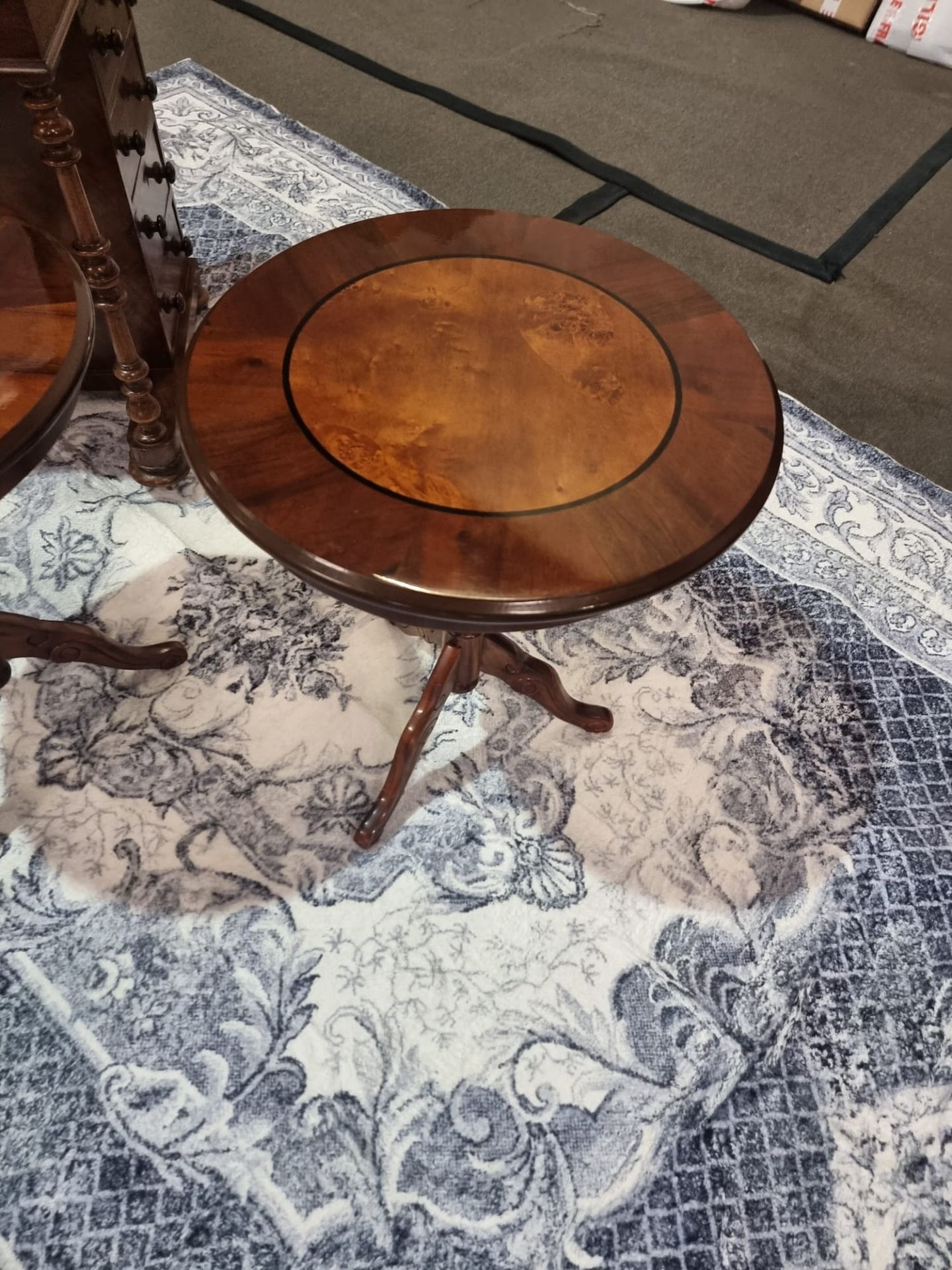 A Fine pair of walnut and satinwood wine tables Italian wine tables the circular inlaid top - Bild 7 aus 13