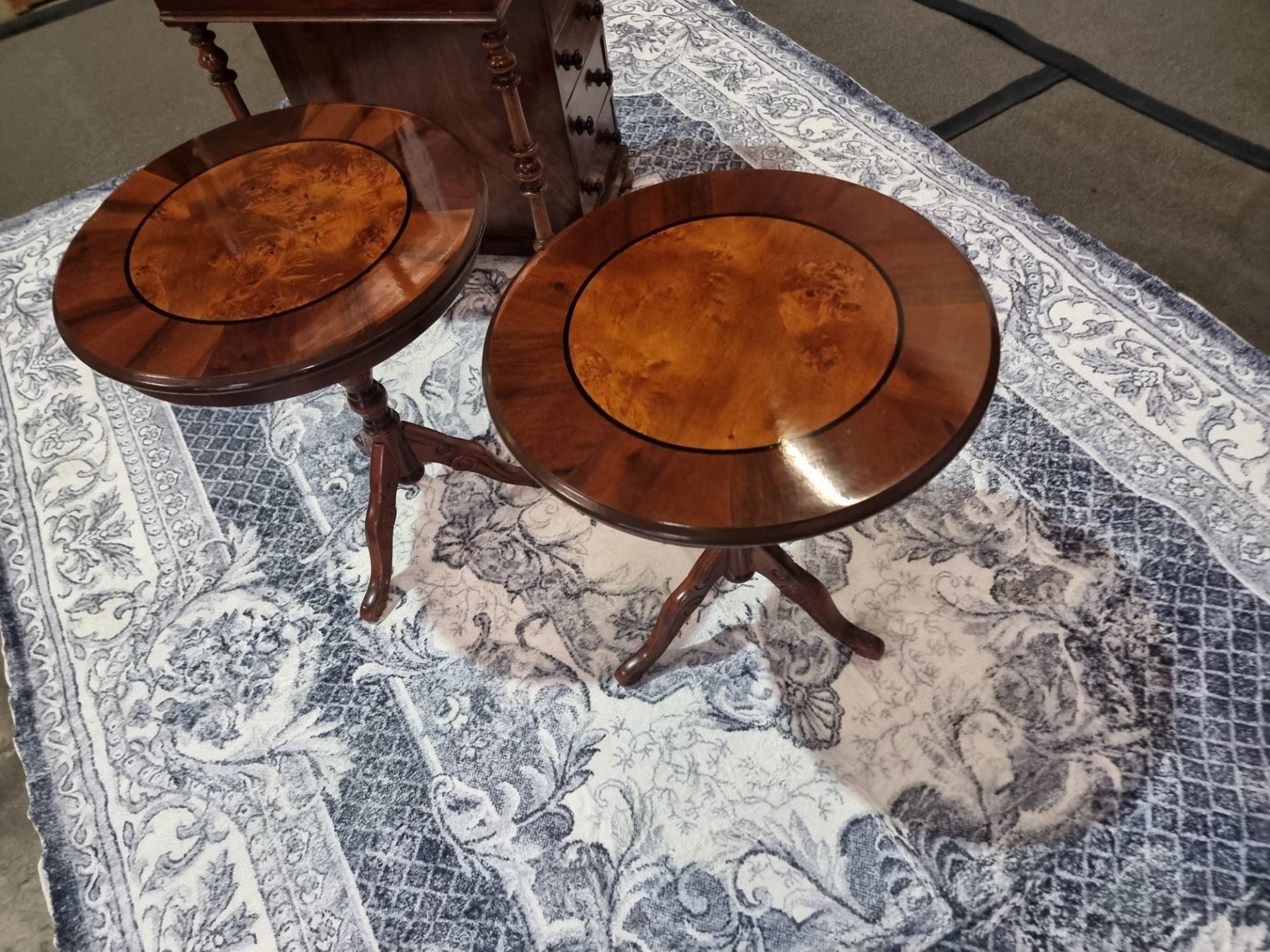 A Fine pair of walnut and satinwood wine tables Italian wine tables the circular inlaid top - Bild 2 aus 13