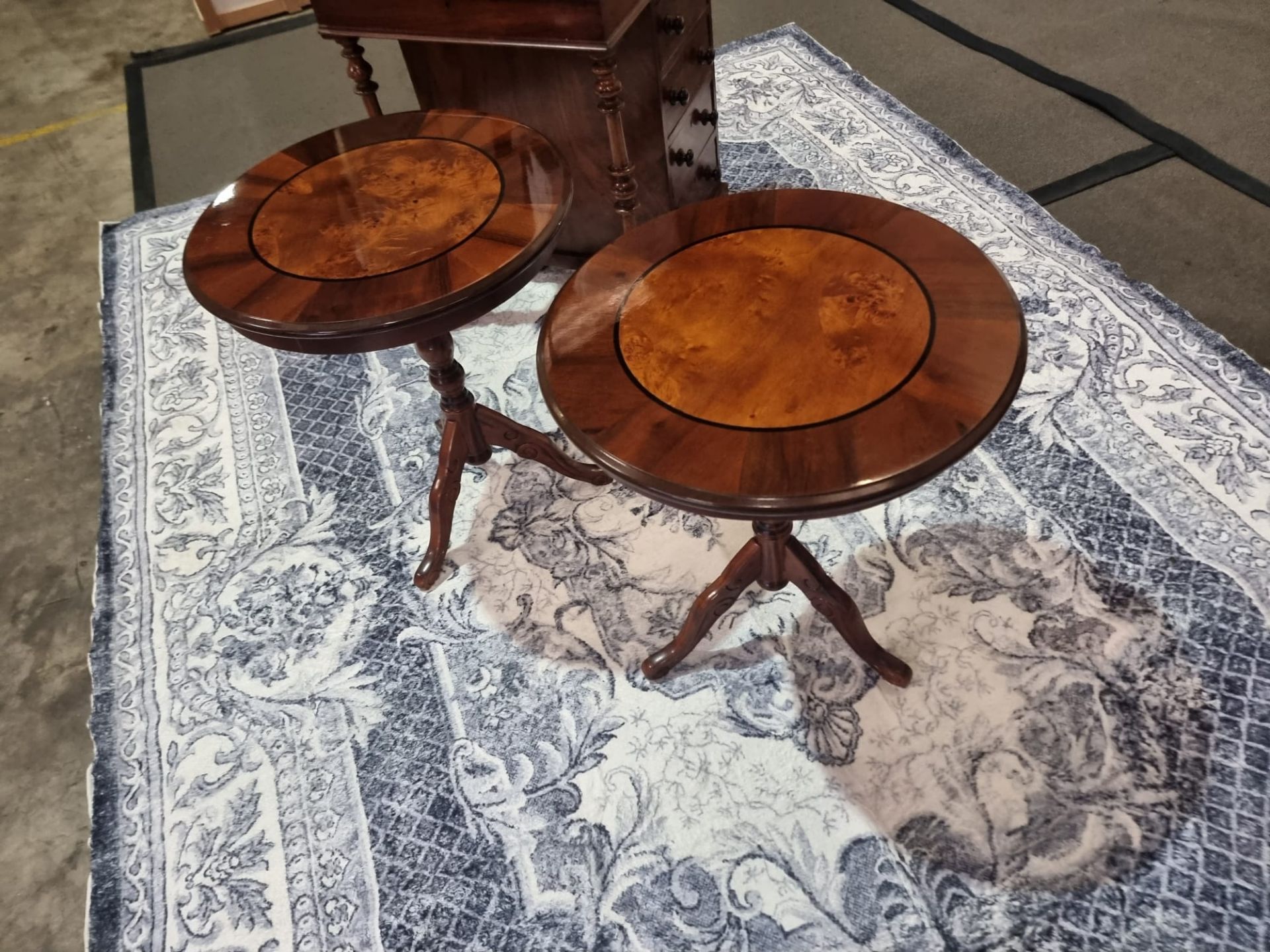A Fine pair of walnut and satinwood wine tables Italian wine tables the circular inlaid top - Bild 3 aus 13