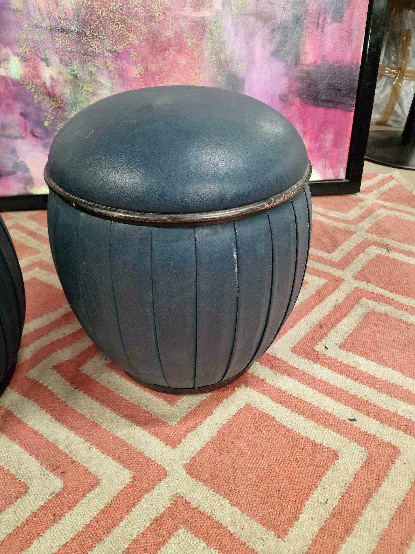 A pair of upholstered blue leather drum ottoman stools 37 x 42cm - Bild 3 aus 3