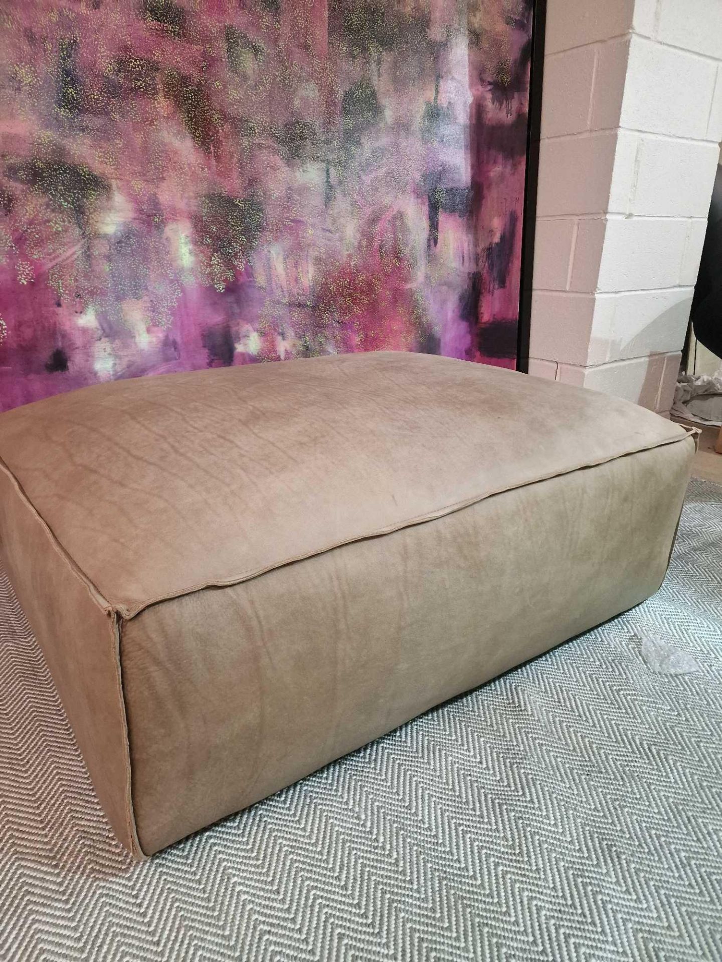 Timothy Oulton Nirvana leather footstool With classic loft-style proportions, the Nirvana - Bild 3 aus 3