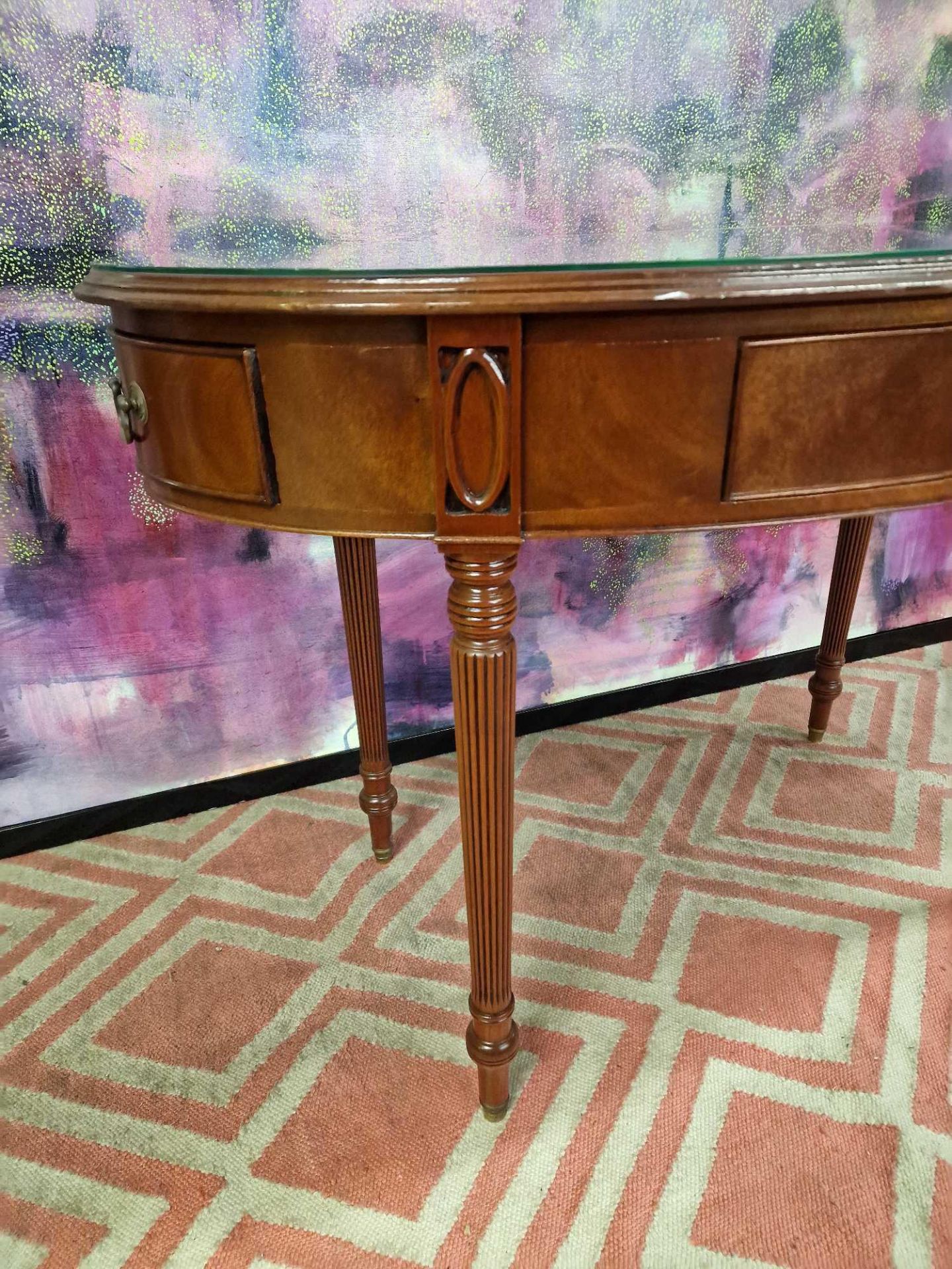 Oval writing table with blue tooled leather inlay under a protective glass top, the apron features - Bild 3 aus 5