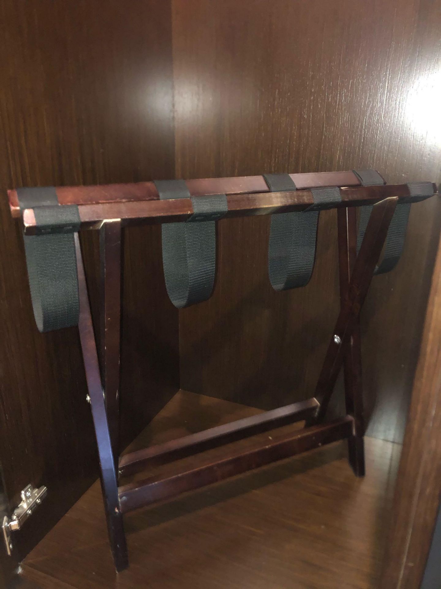 A pair of Luxury Wooden Luggage Racks Mahogany Folds Flat For Easy Storage Holds Up To 50kg Nylon - Bild 2 aus 4