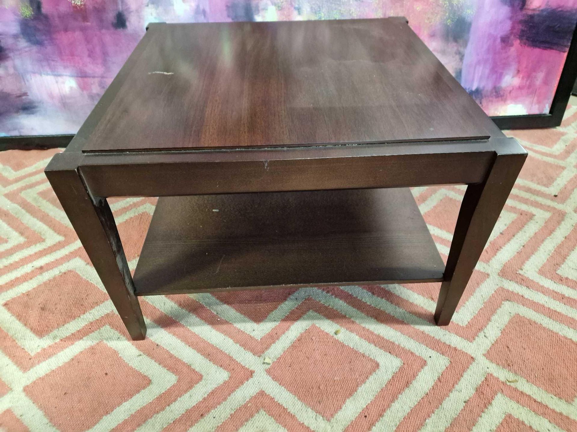 A mahogany square coffee table with undershelf and tapering legs 70 x 70 x 45cm {(mark on top) - Bild 2 aus 3