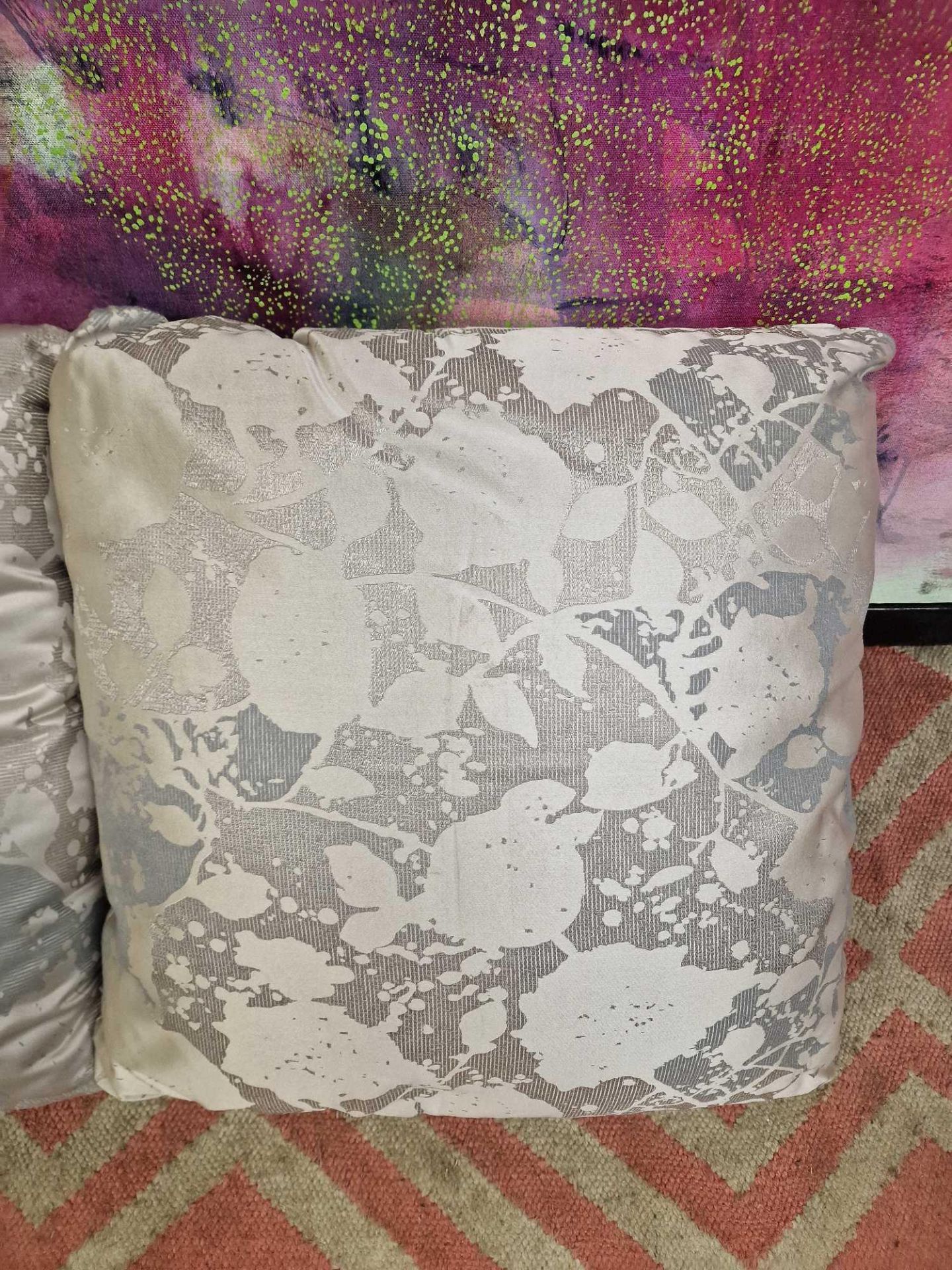 A pair of Silver silkeen patterned cushions 45 x 45cm - Bild 2 aus 2