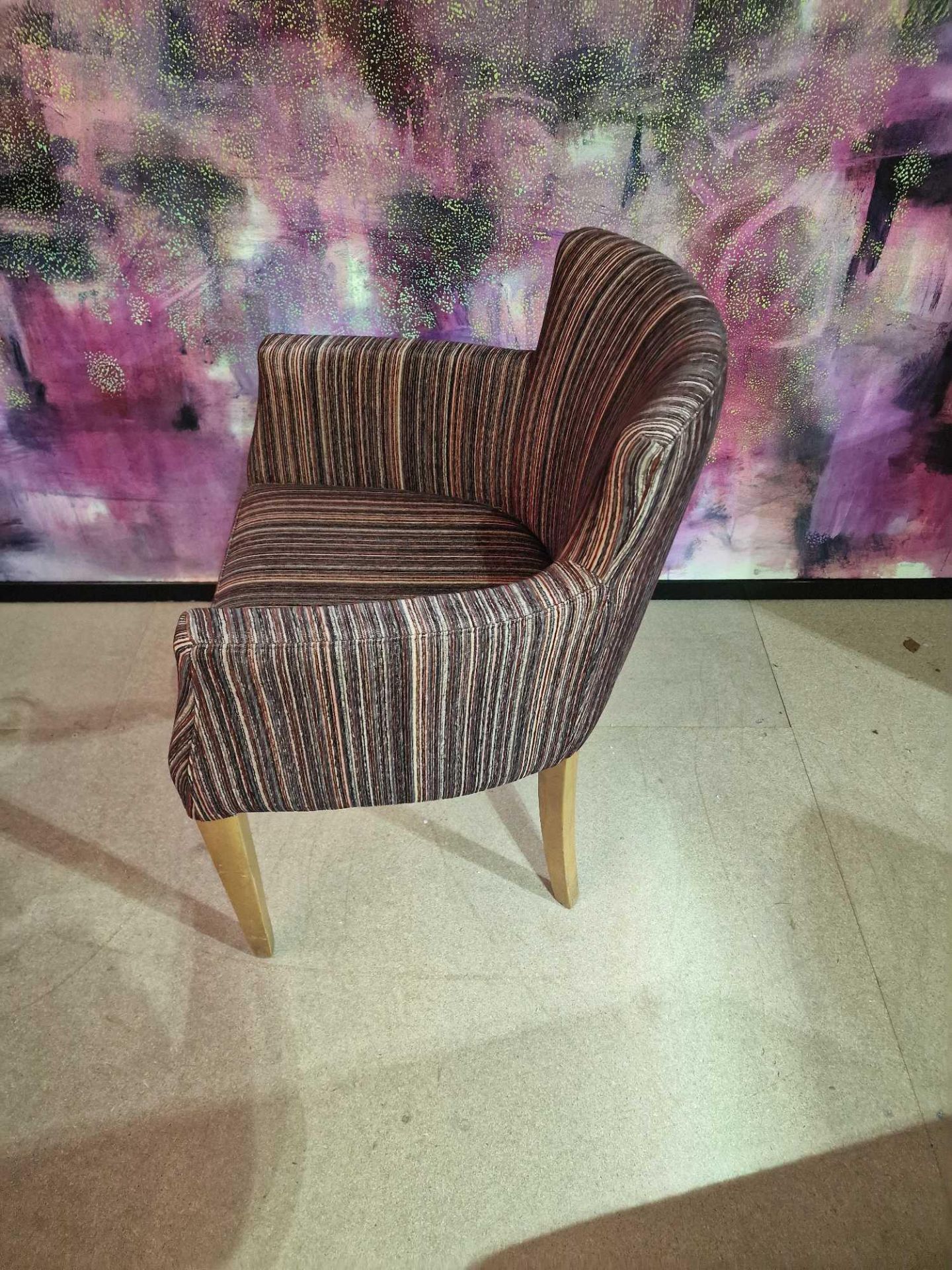 Contemporary dining chair Upholstered in a modern striped pattern fabric, the high arm rests and - Bild 4 aus 4