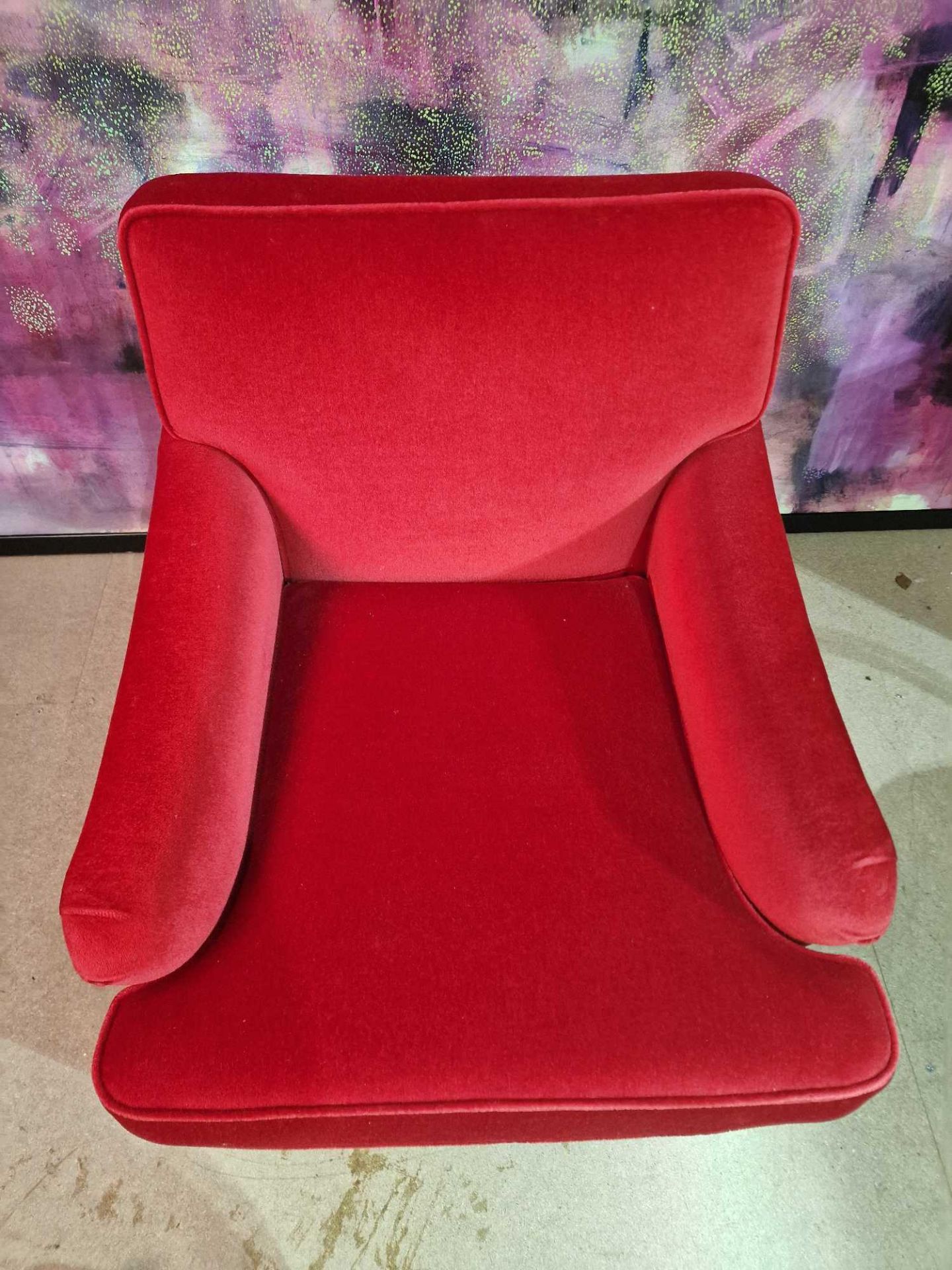 A contemporary red velvet upholstered low level arm chair with short sloped arm rests and padded - Bild 2 aus 4