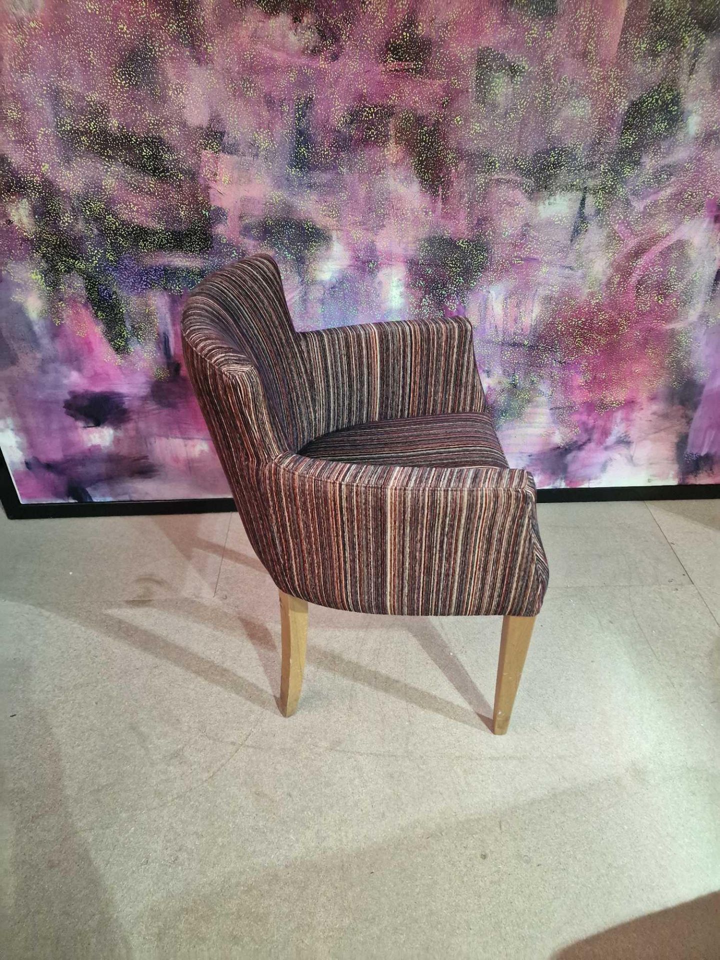 Contemporary dining chair Upholstered in a modern striped pattern fabric, the high arm rests and - Bild 4 aus 4