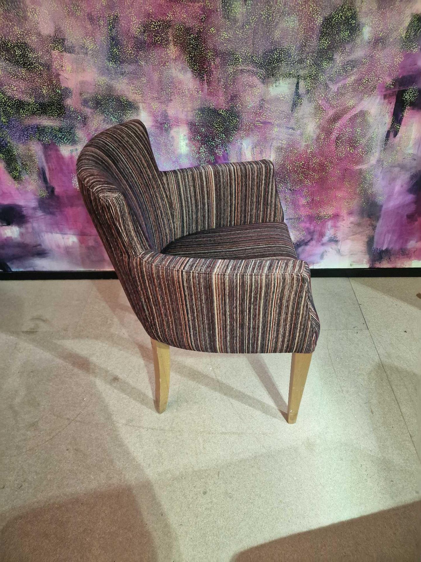 Contemporary dining chair Upholstered in a modern striped pattern fabric, the high arm rests and - Bild 2 aus 2