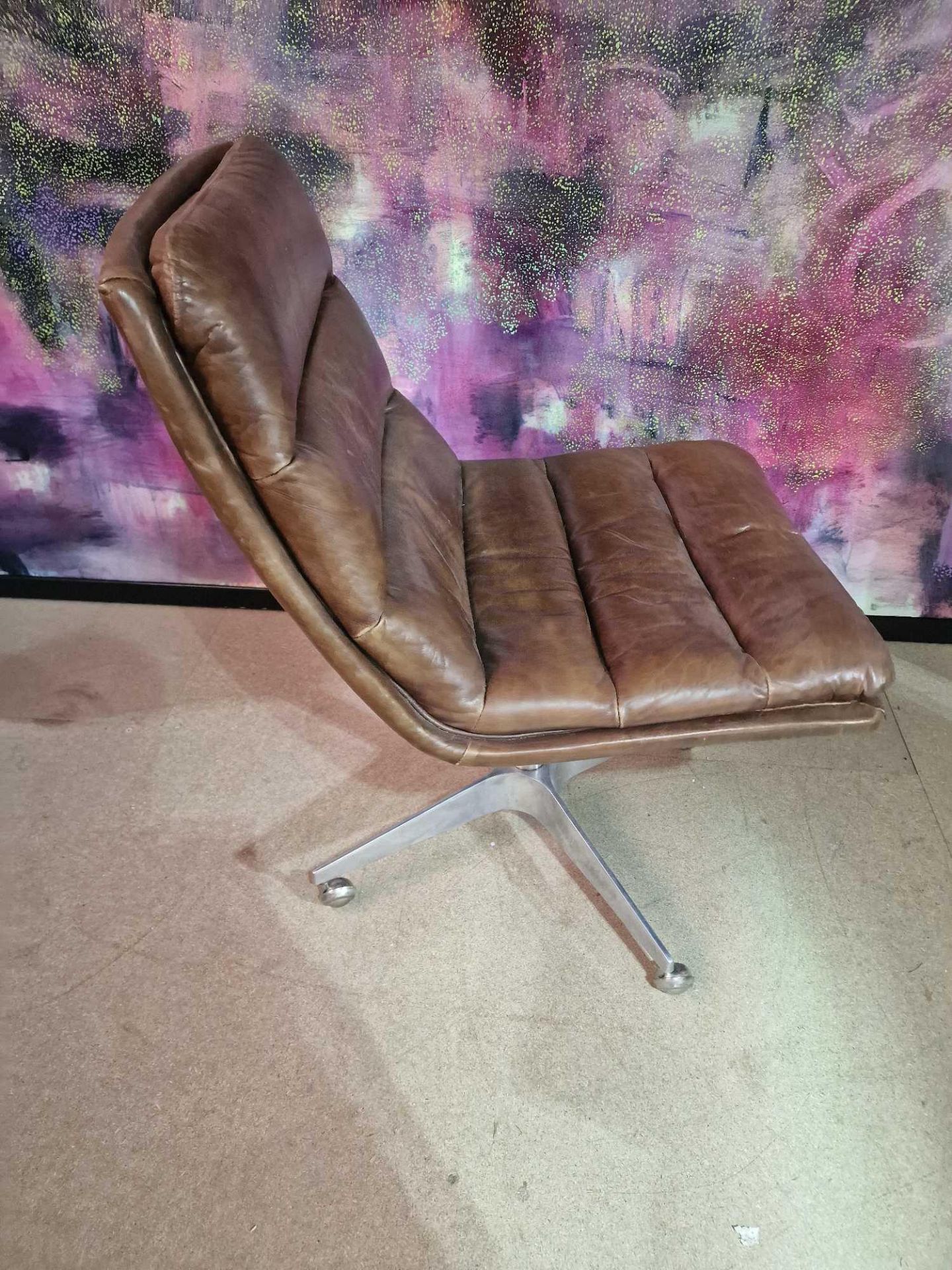 Leather Chair Inspired by a classic 1960s midcentury silhouette, the chairs graceful contours hug - Bild 2 aus 3