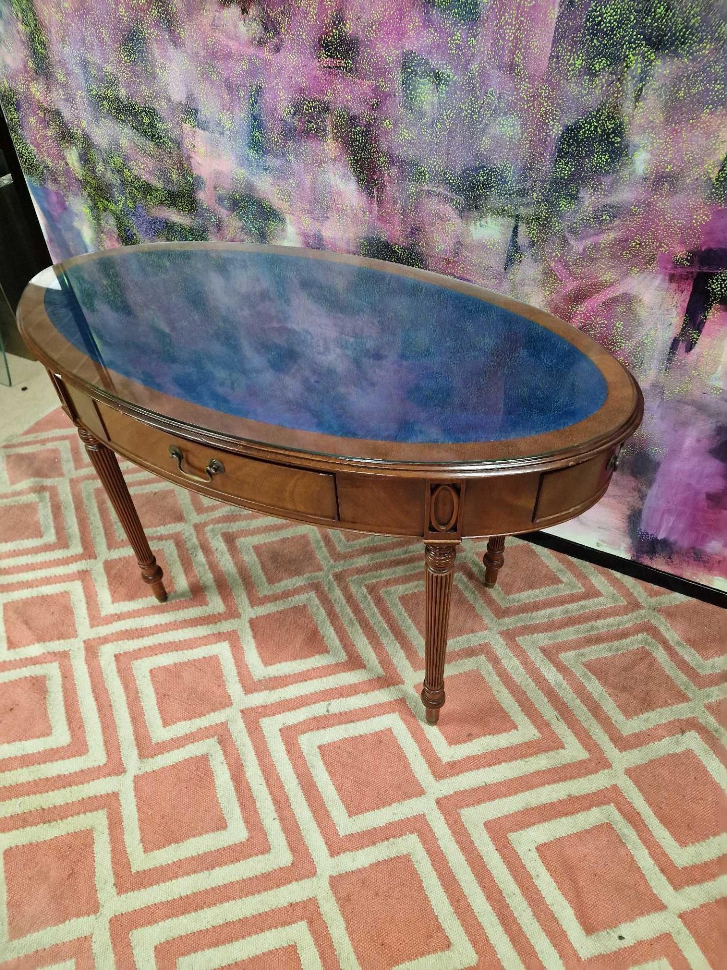 Oval writing table with blue tooled leather inlay under a protective glass top, the apron features - Bild 2 aus 5