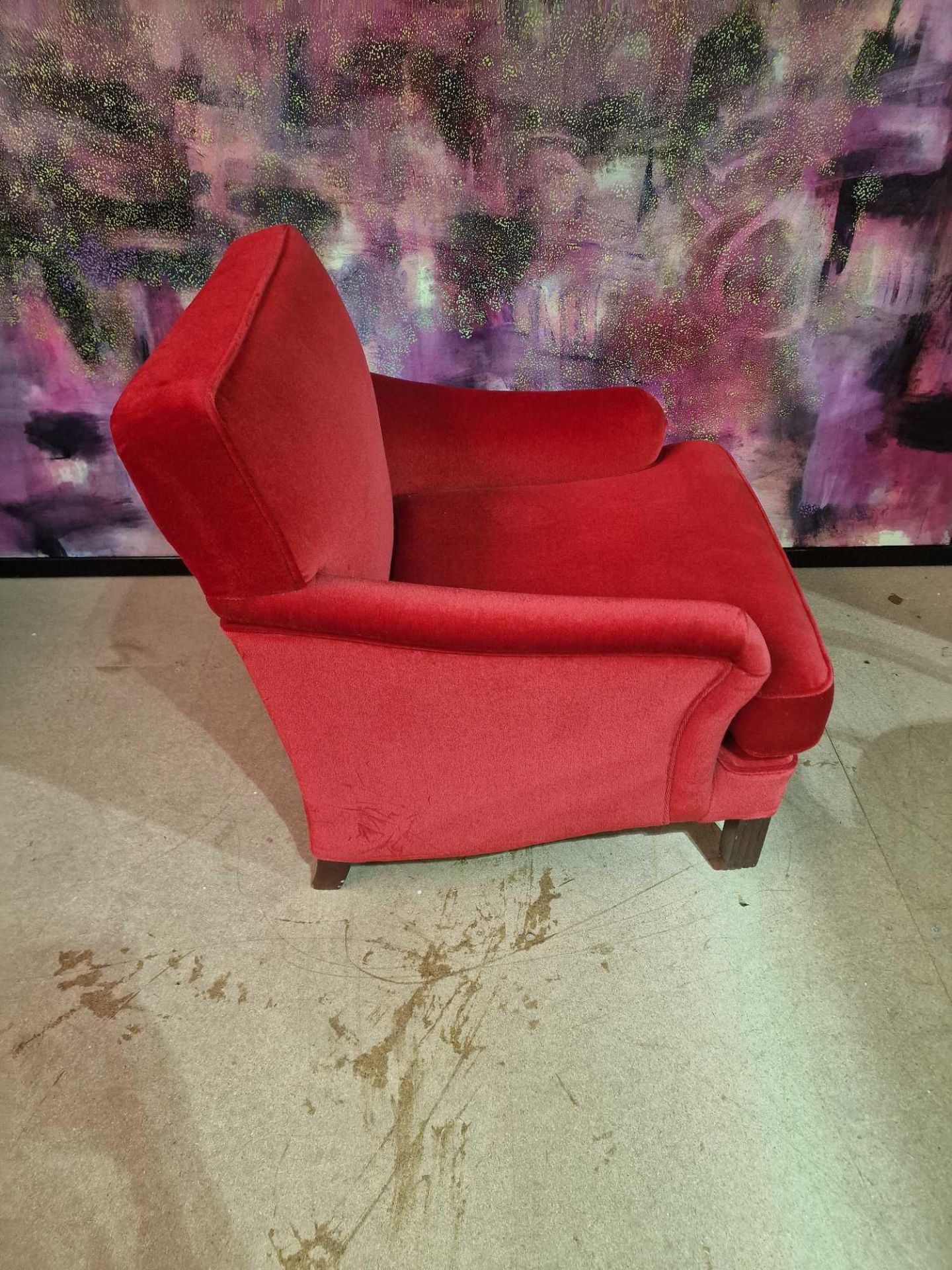 A contemporary red velvet upholstered low level arm chair with short sloped arm rests and padded - Bild 3 aus 4